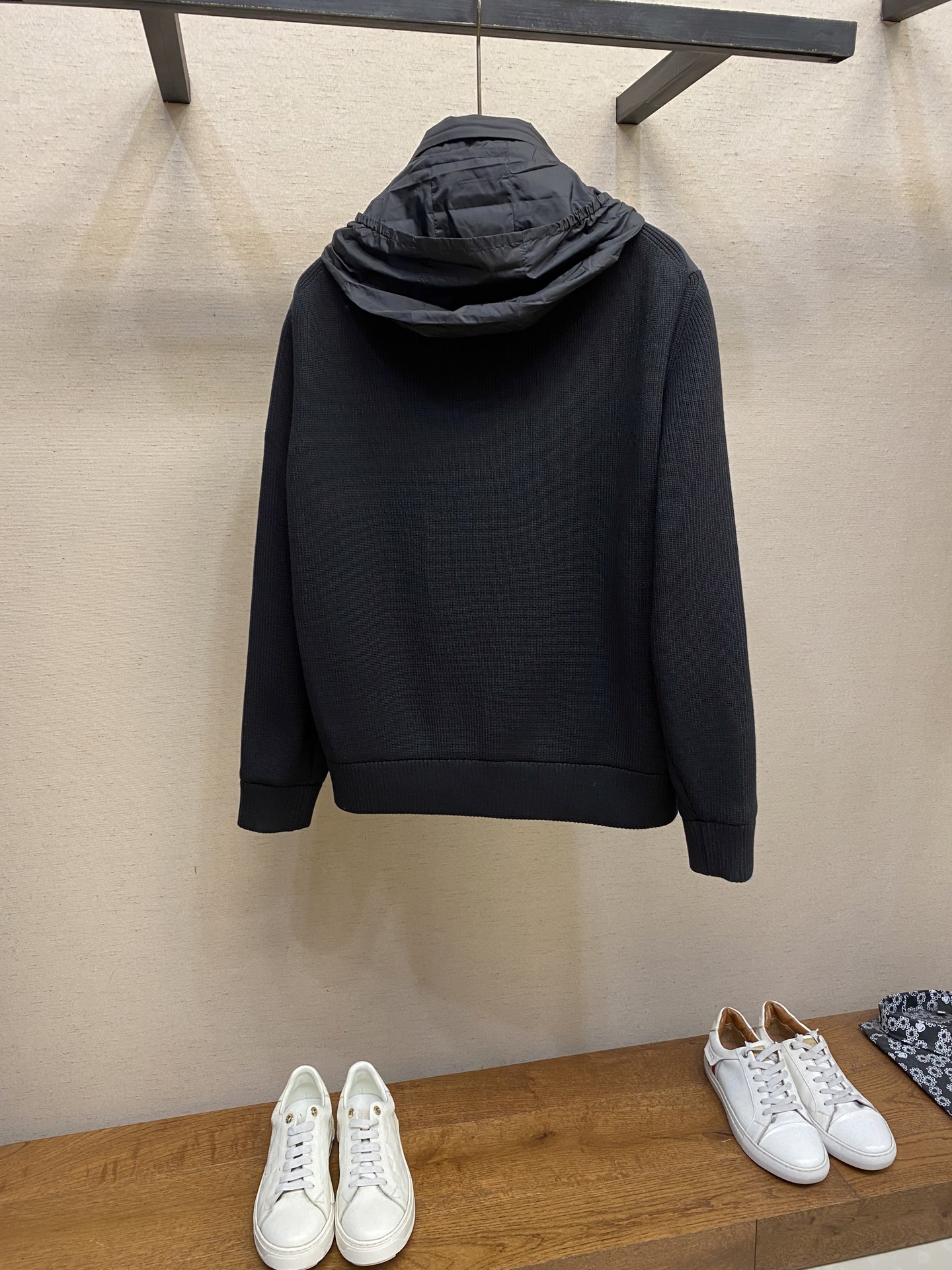 🌟🌟Moncler、前后针织拼接连帽羽绒服，简约而颇具时尚的设计， 袖臂徽章Logo标，前后双料拼接，后
