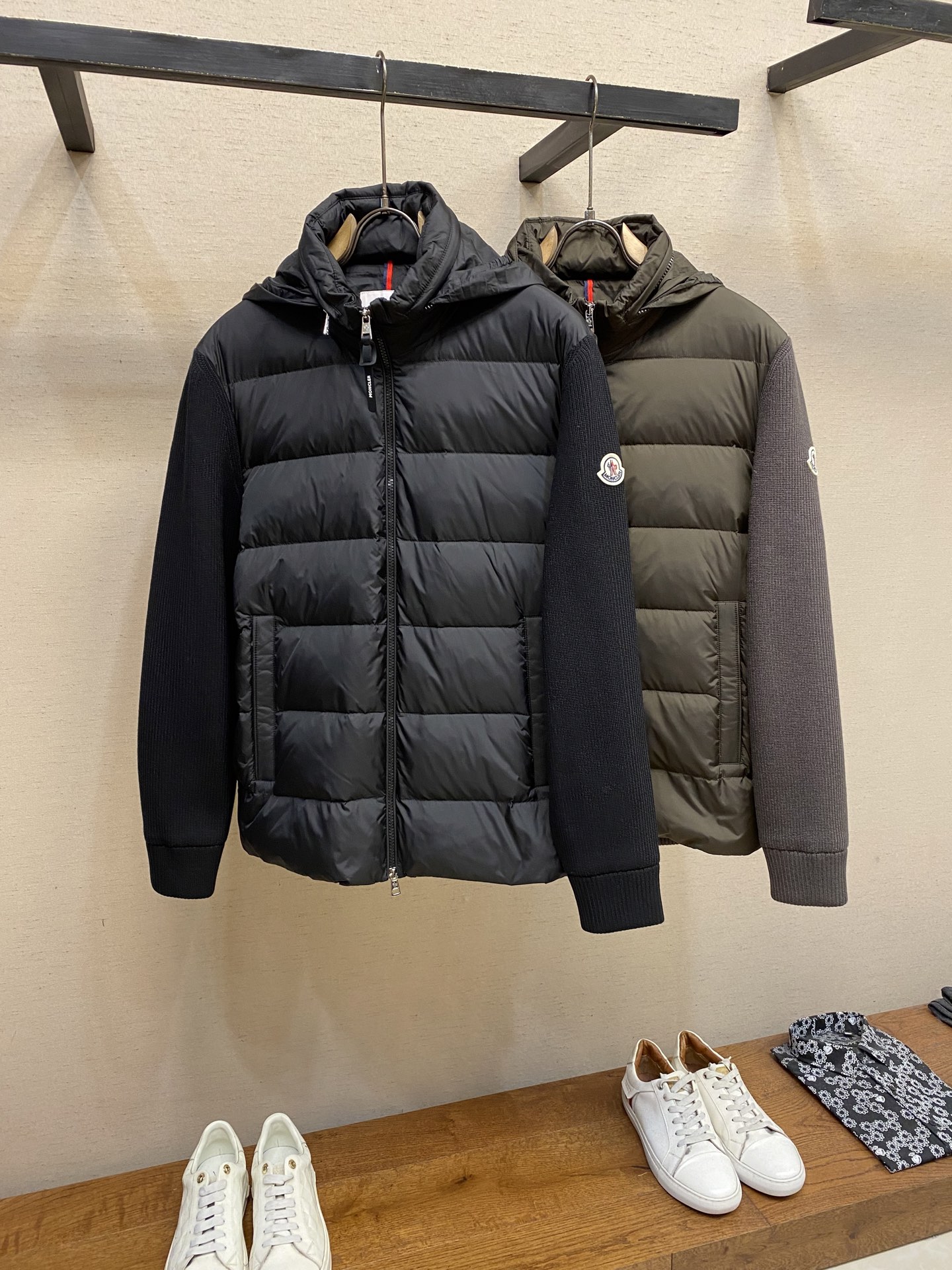 🌟🌟Moncler、前后针织拼接连帽羽绒服，简约而颇具时尚的设计， 袖臂徽章Logo标，前后双料拼接，后