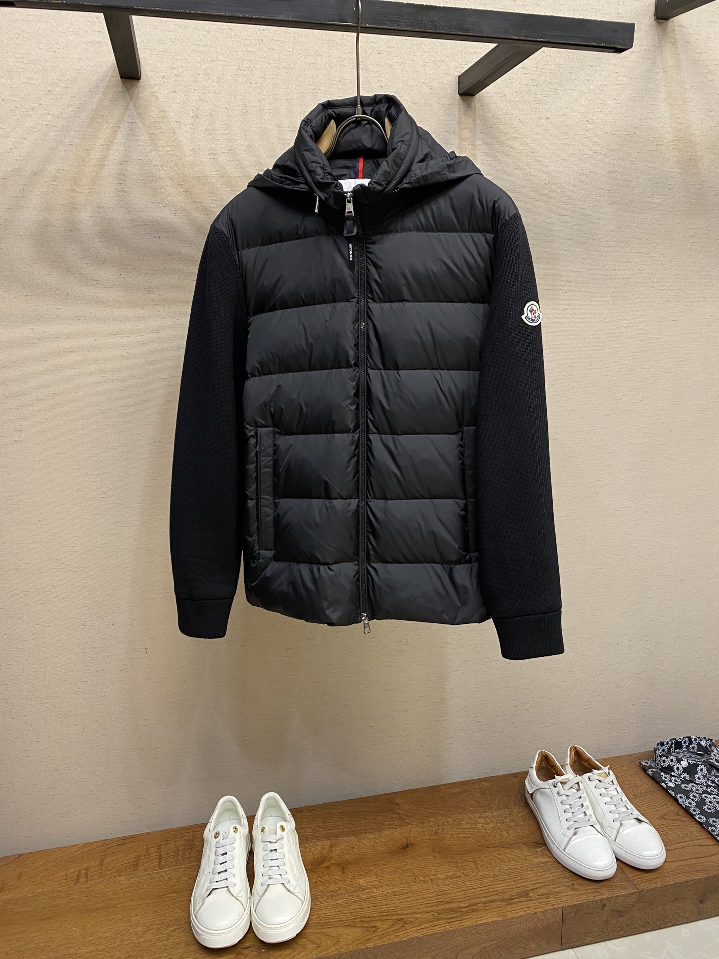 🌟🌟Moncler、前后针织拼接连帽羽绒服，简约而颇具时尚的设计， 袖臂徽章Logo标，前后双料拼接，后