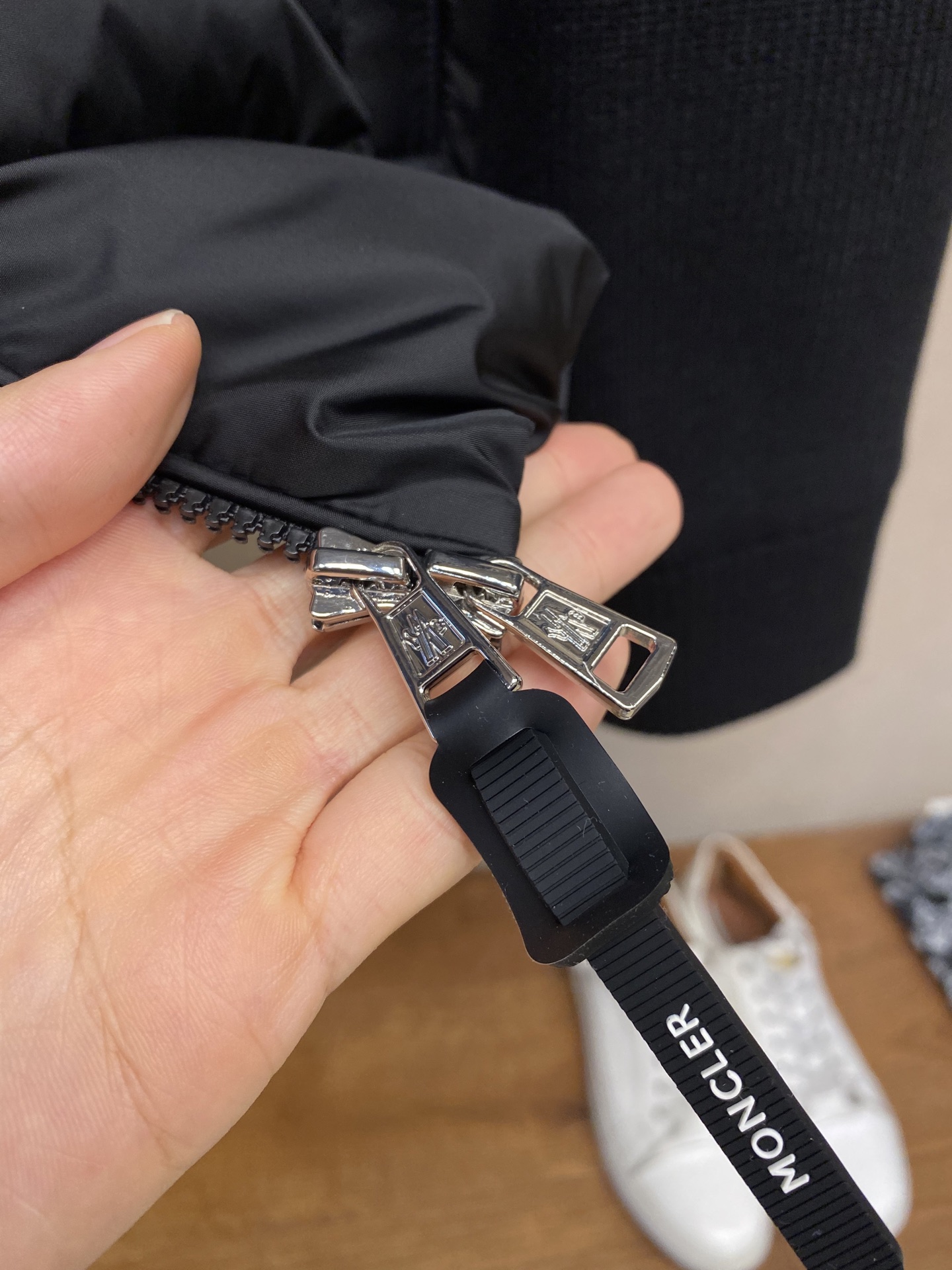 🌟🌟Moncler、前后针织拼接连帽羽绒服，简约而颇具时尚的设计， 袖臂徽章Logo标，前后双料拼接，后