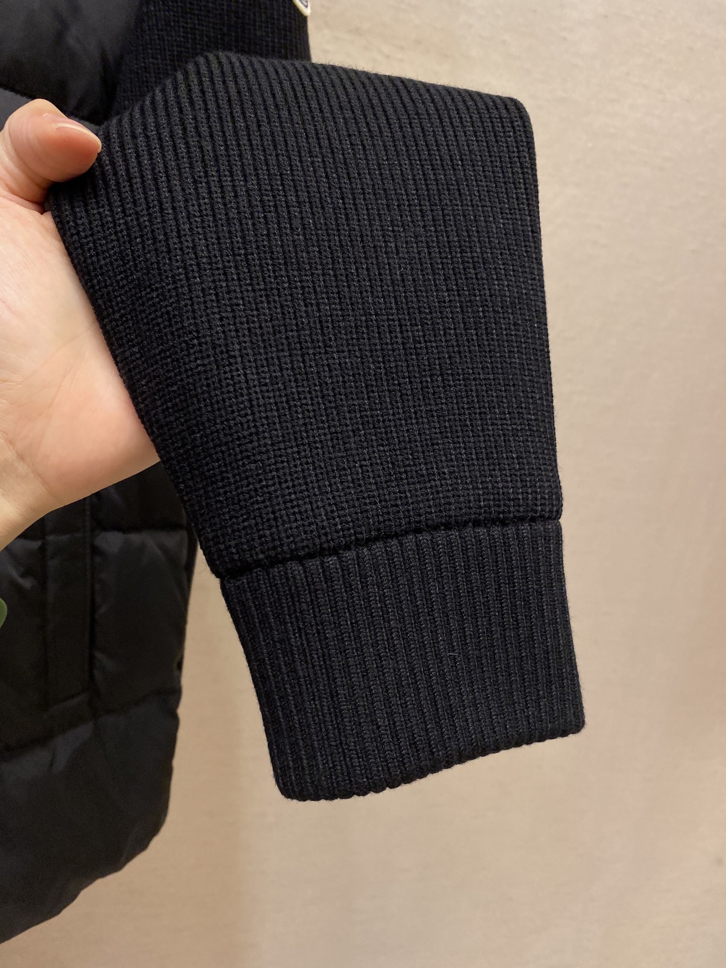 🌟🌟Moncler、前后针织拼接连帽羽绒服，简约而颇具时尚的设计， 袖臂徽章Logo标，前后双料拼接，后