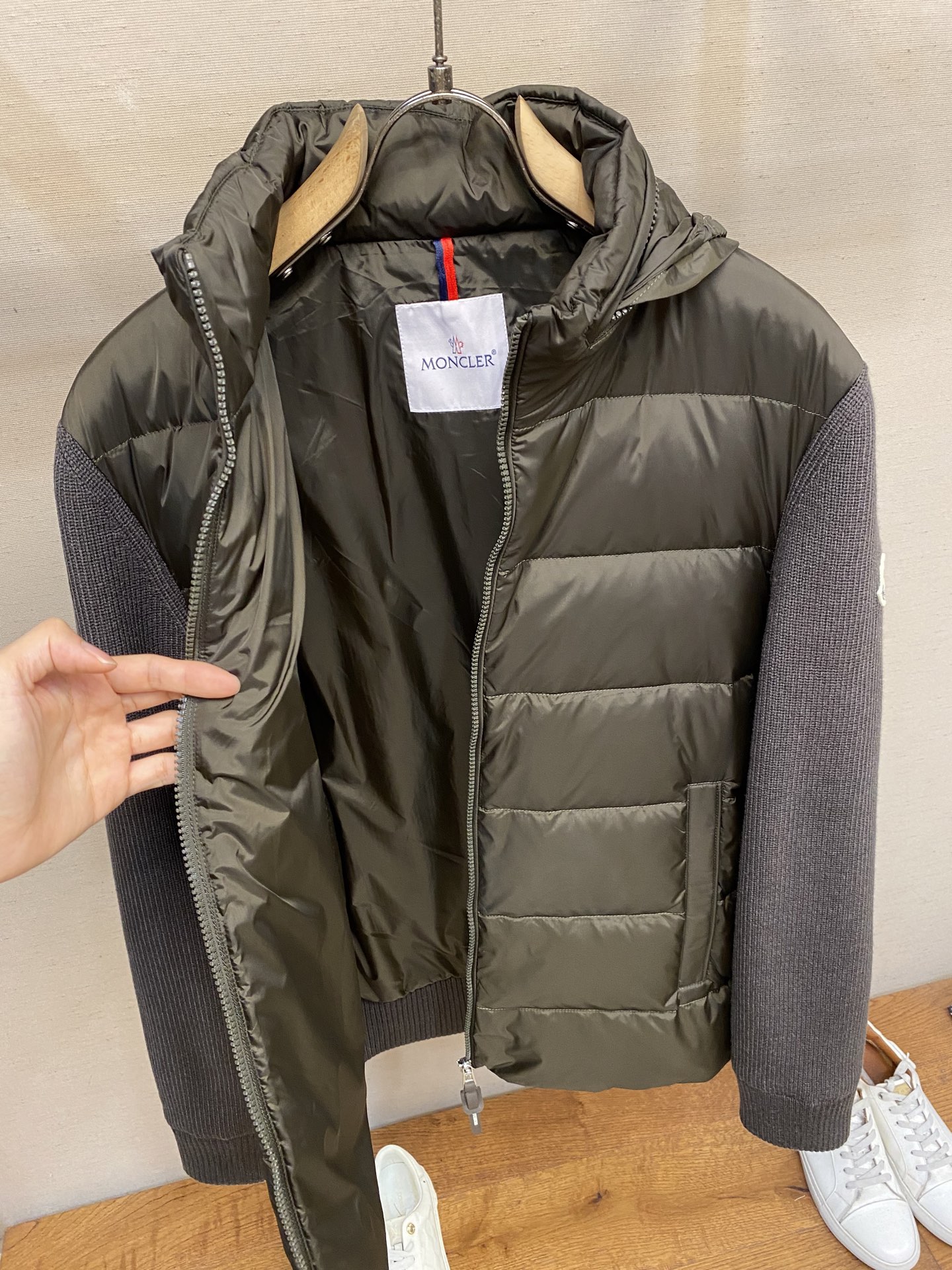 🌟🌟Moncler、前后针织拼接连帽羽绒服，简约而颇具时尚的设计， 袖臂徽章Logo标，前后双料拼接，后