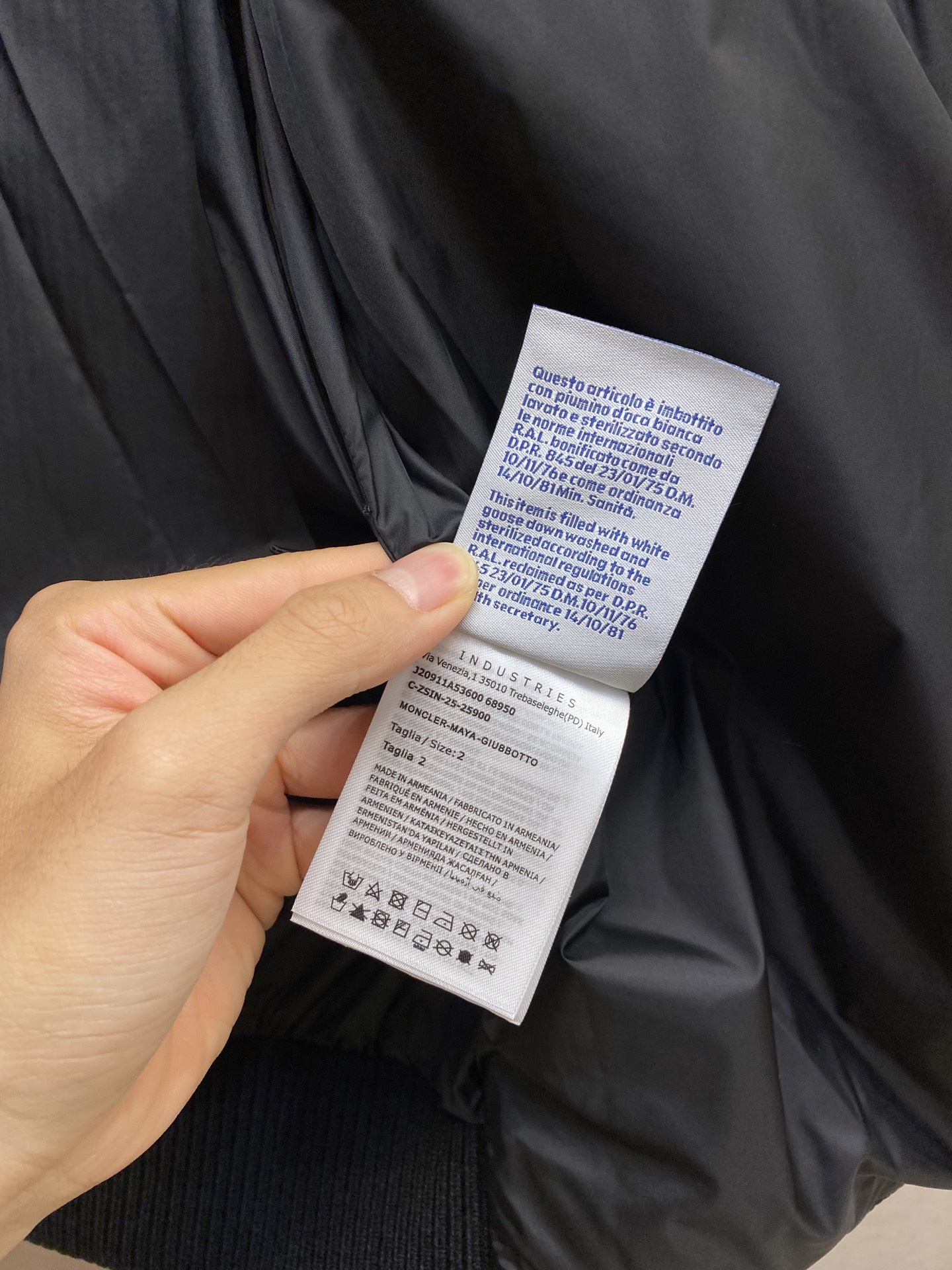 🌟🌟Moncler、前后针织拼接连帽羽绒服，简约而颇具时尚的设计， 袖臂徽章Logo标，前后双料拼接，后