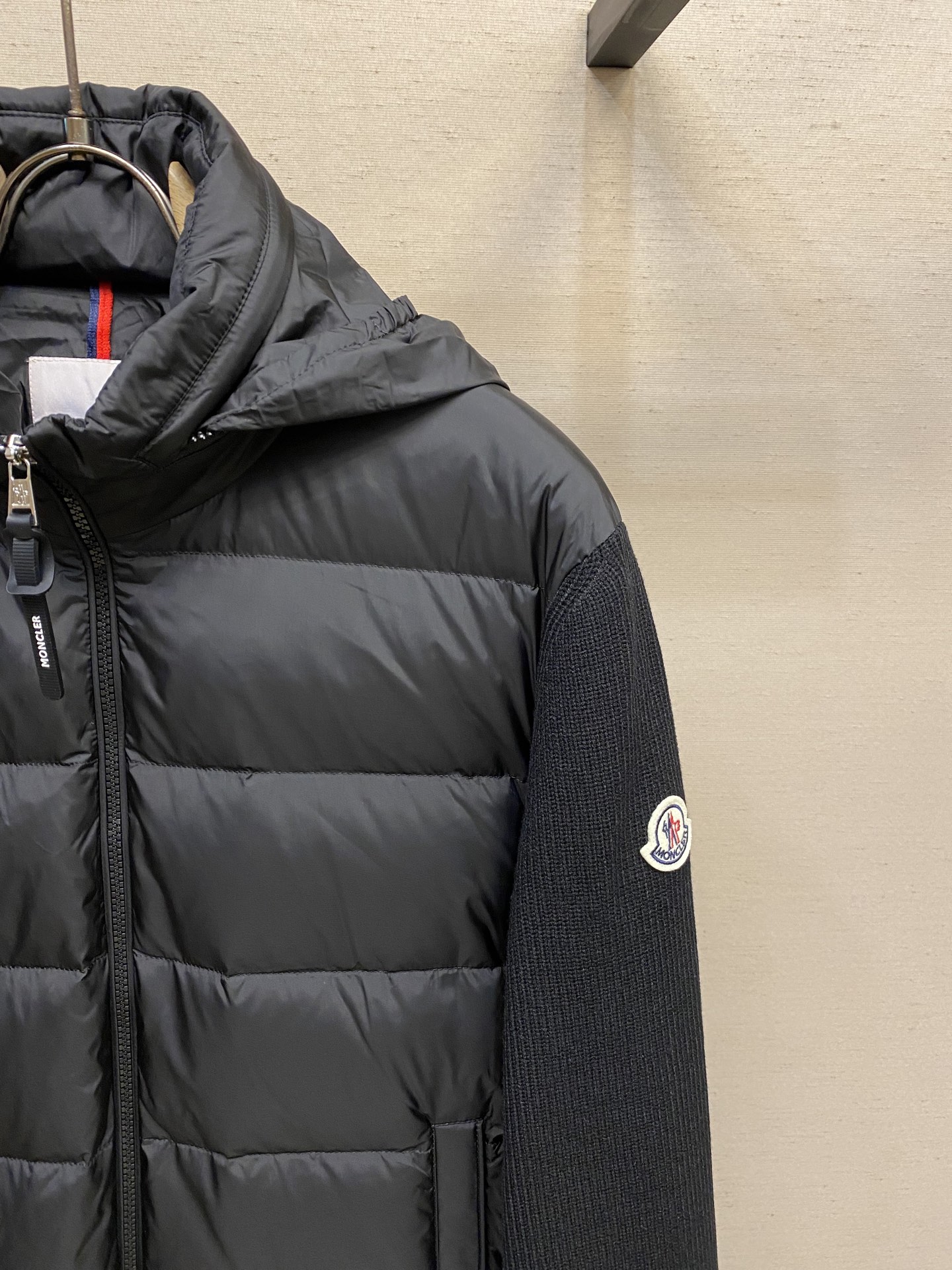 🌟🌟Moncler、前后针织拼接连帽羽绒服，简约而颇具时尚的设计， 袖臂徽章Logo标，前后双料拼接，后
