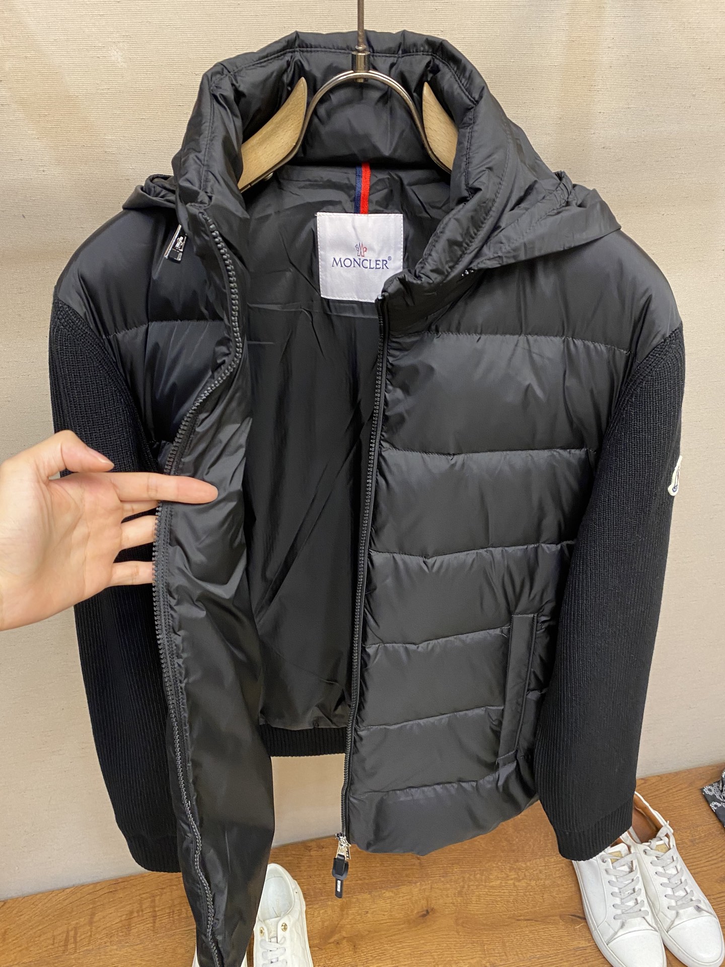 🌟🌟Moncler、前后针织拼接连帽羽绒服，简约而颇具时尚的设计， 袖臂徽章Logo标，前后双料拼接，后