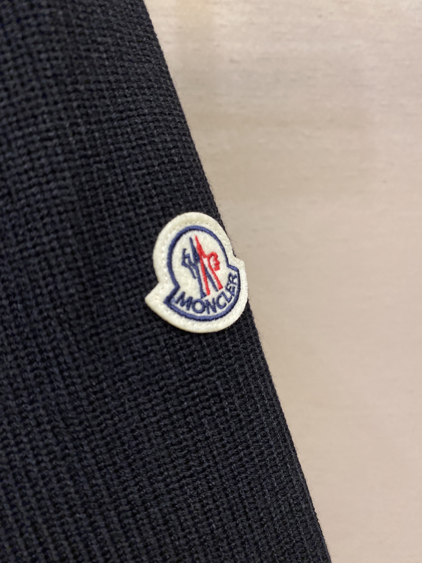 🌟🌟Moncler、前后针织拼接连帽羽绒服，简约而颇具时尚的设计， 袖臂徽章Logo标，前后双料拼接，后