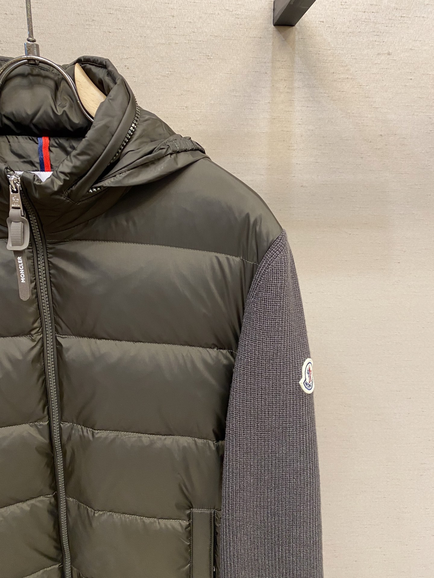🌟🌟Moncler、前后针织拼接连帽羽绒服，简约而颇具时尚的设计， 袖臂徽章Logo标，前后双料拼接，后
