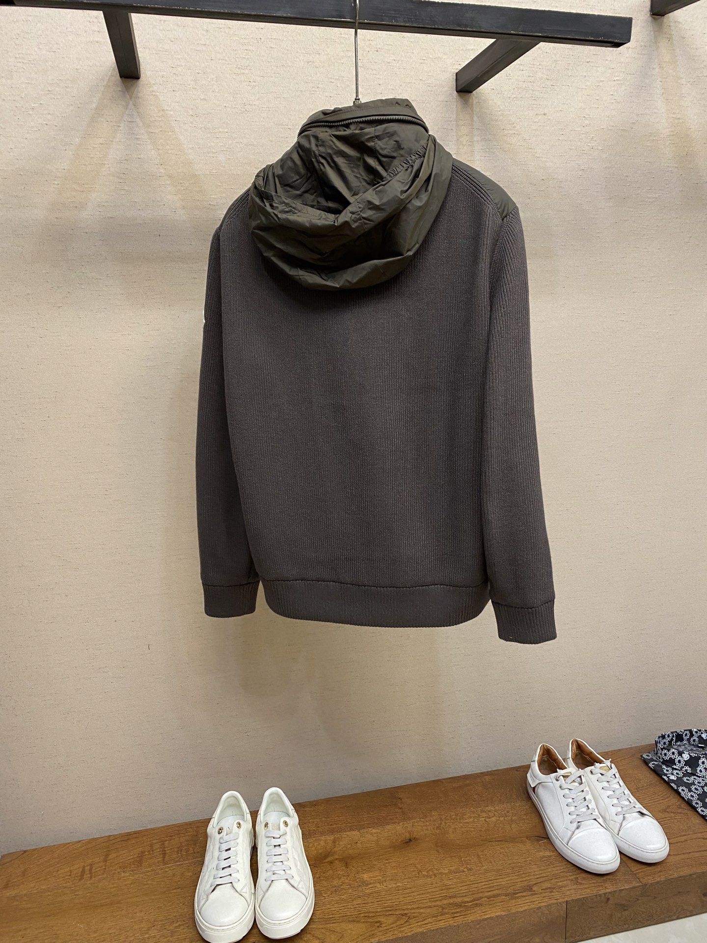 🌟🌟Moncler、前后针织拼接连帽羽绒服，简约而颇具时尚的设计， 袖臂徽章Logo标，前后双料拼接，后