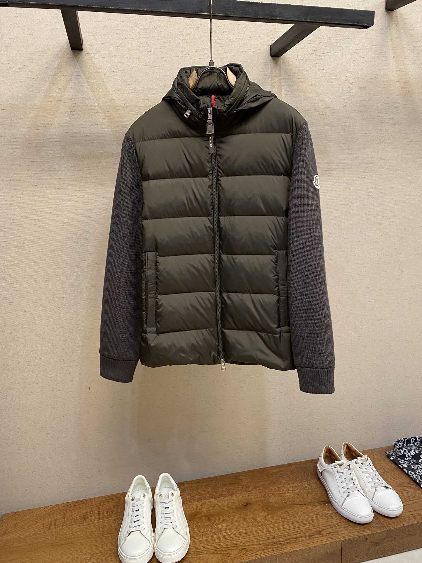 🌟🌟Moncler、前后针织拼接连帽羽绒服，简约而颇具时尚的设计， 袖臂徽章Logo标，前后双料拼接，后