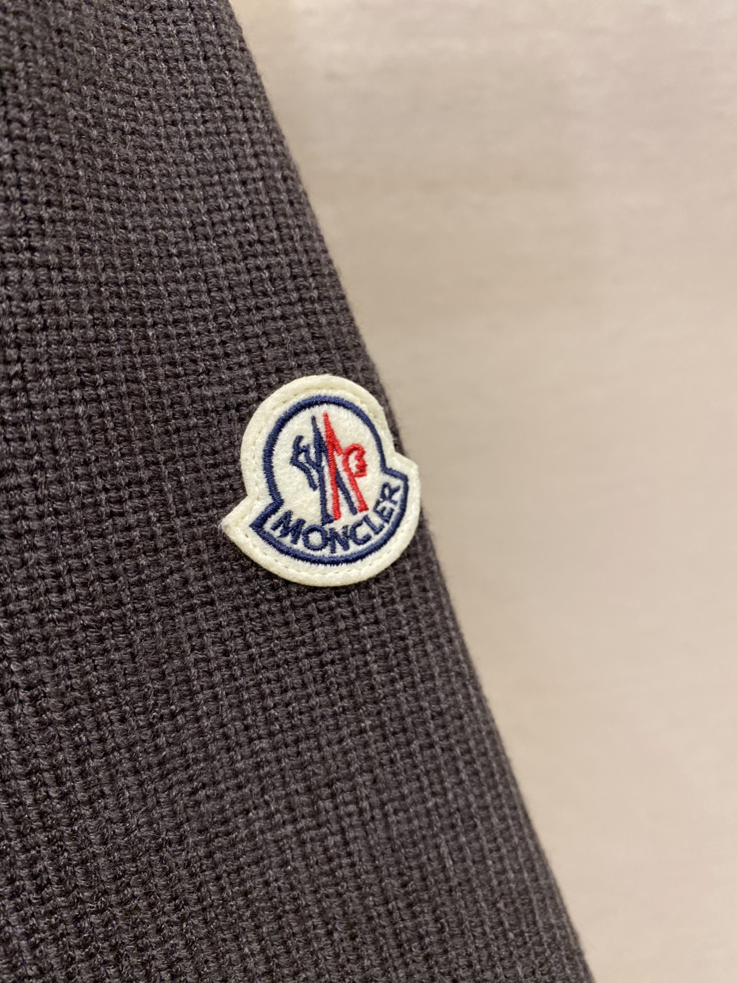 🌟🌟Moncler、前后针织拼接连帽羽绒服，简约而颇具时尚的设计， 袖臂徽章Logo标，前后双料拼接，后