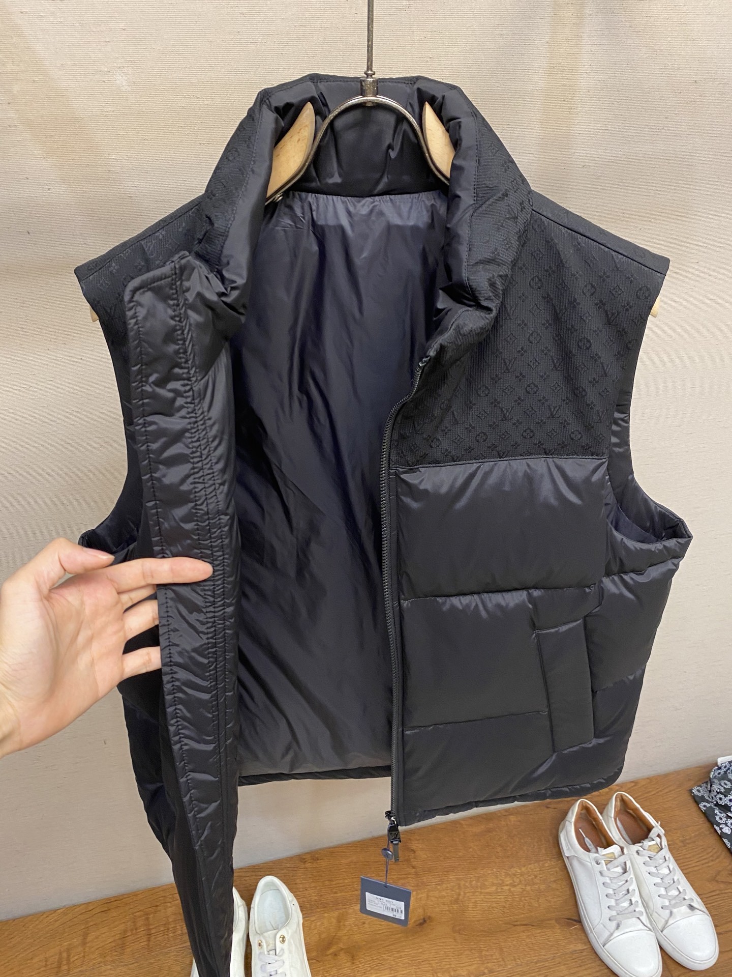 🌟🌟1V,秋冬新款 羽绒服马甲外套,版型是时尚 A字廓形,具有超级好的包容性,能很好的修身身材,调整比例