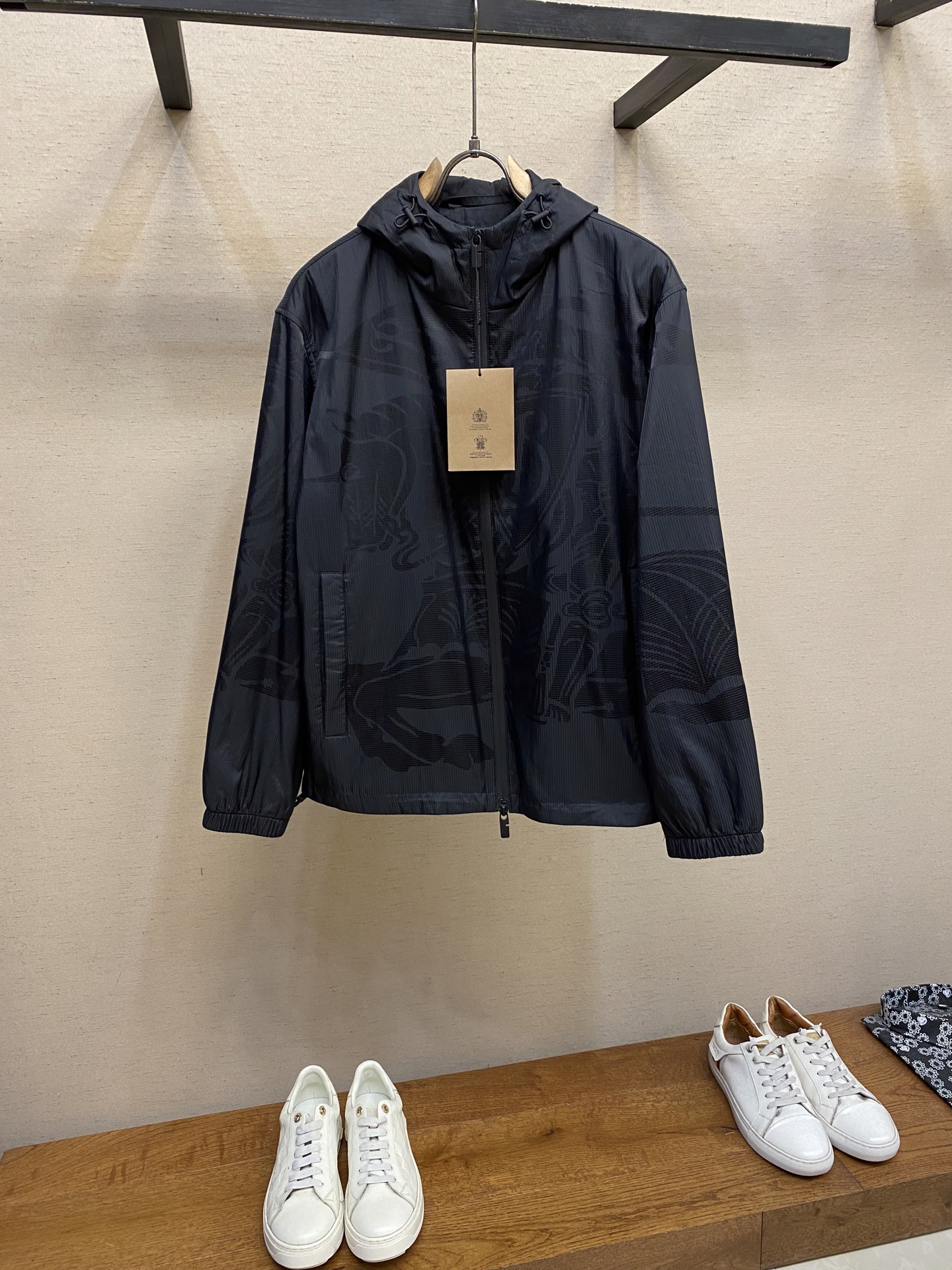 NO:537501,BBR, a new men's casual custom jacket. Wearing a simple and capable casual jacket, you will instantly return to fashionable and domineering, and it is full of vitality. The most popular zipper design before history, all the fabrics need to be customized, full of luxury. The slim tailoring reflects our perfect body shape and can be easily controlled regardless of weight. Super versatile style, no matter how big it is, suitable for wearing different age groups. High street wear style, spring and summer matching tools. Size 48-56,, jackets & coats, jackets & coats, alexander wang19860909BBR,新款男士休闲定制夹克外套.穿上简约干练的休闲外套,瞬间重回时髦霸气,又是活力满满的状态.史前最流行的拉链设计,面料全部需要定制,奢华感十足.修身的剪裁体现出我们完美的体型无论胖瘦都可以轻松驾驭.超百搭款式,不挑身材的款,适合不同年龄段穿着.高街实穿款,春夏搭配利器 尺码48-56,,jackets & coats,jackets & coats,alexander wang,Men's clothing