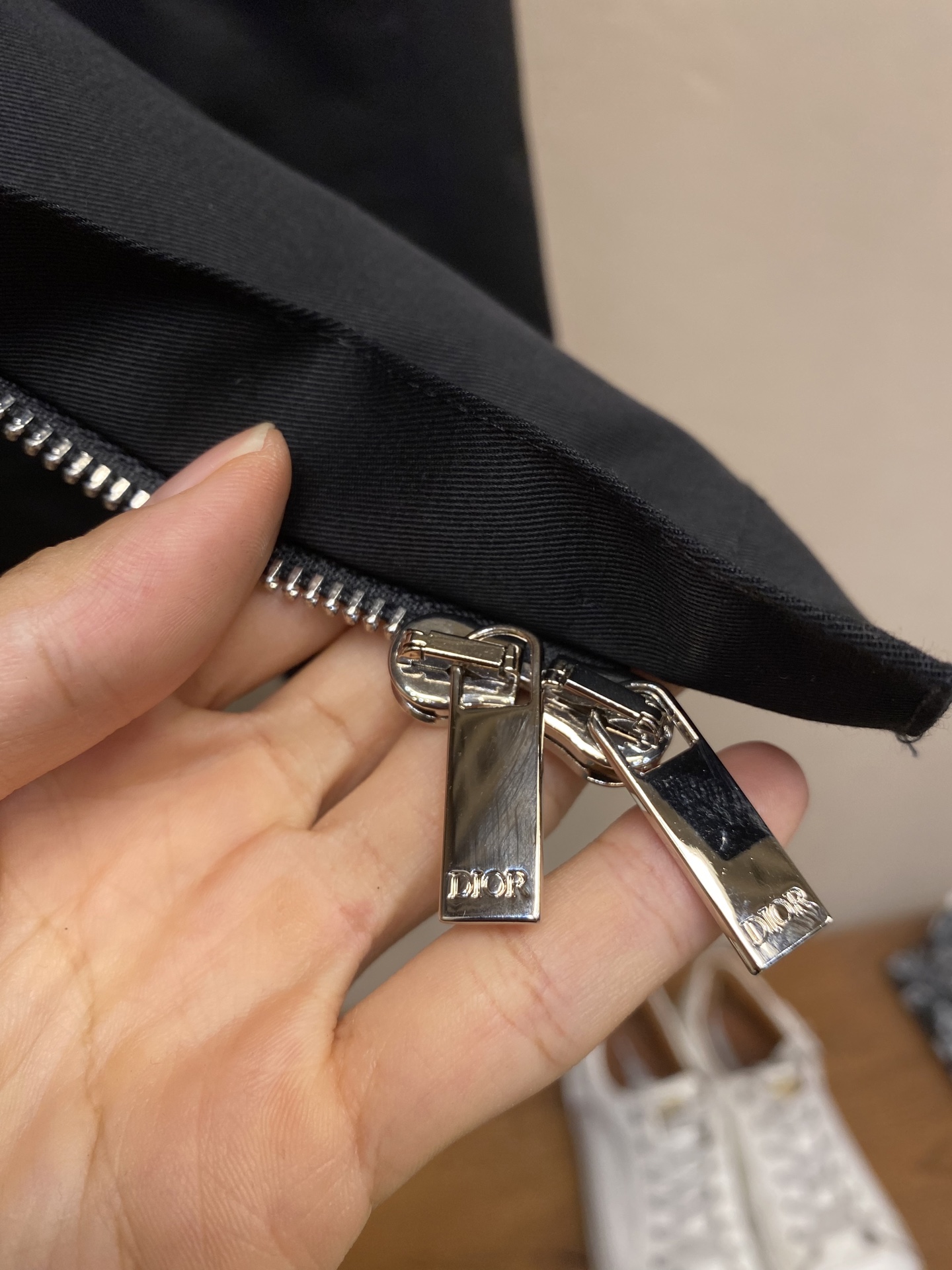 🌟🌟Dior，2025早秋新品夹克外套，采用羊皮绒拼接棉质面料，版型宽松，有垂感，商务休闲。左前胸手工嵌