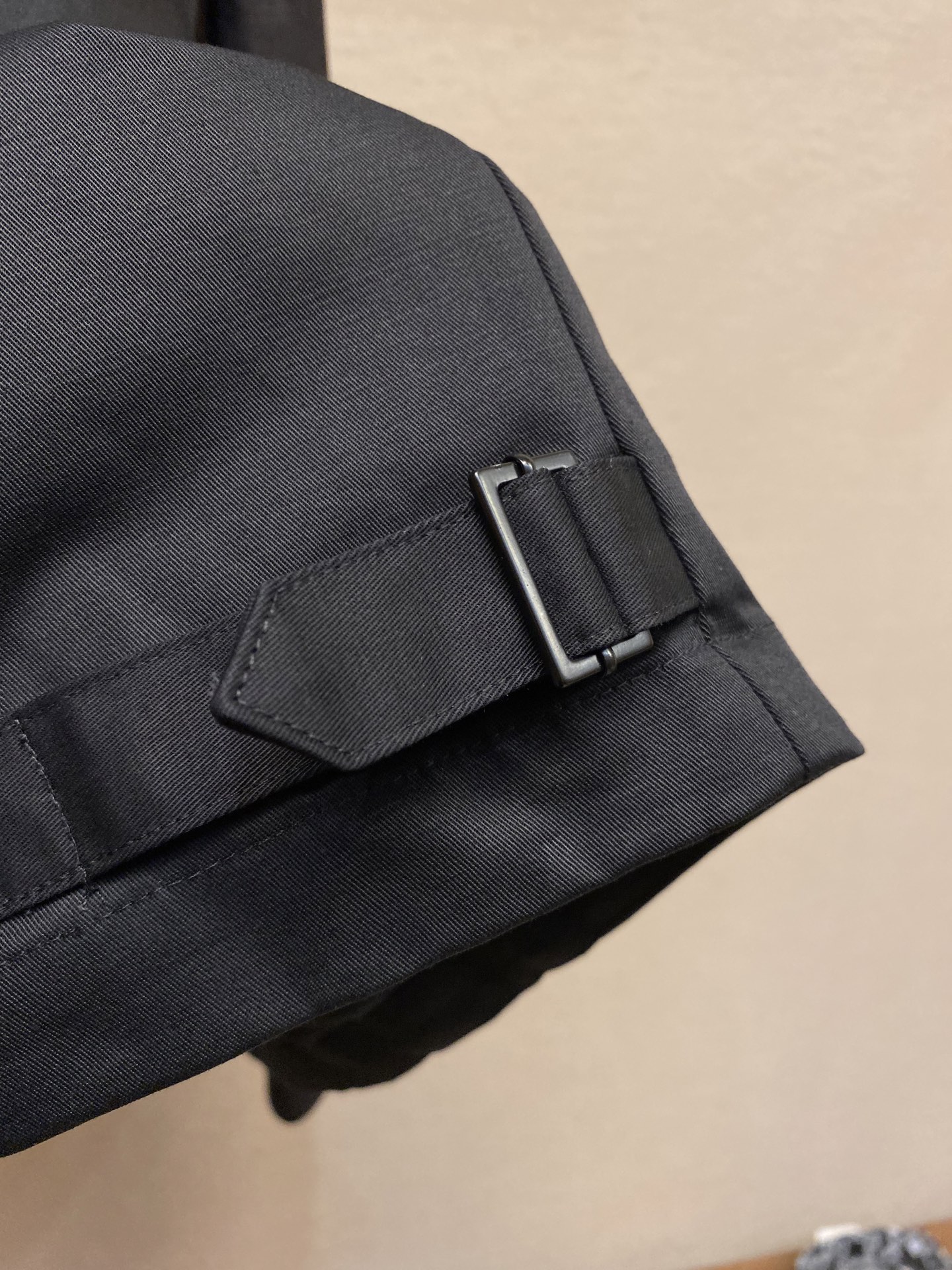 🌟🌟Dior，2025早秋新品夹克外套，采用羊皮绒拼接棉质面料，版型宽松，有垂感，商务休闲。左前胸手工嵌