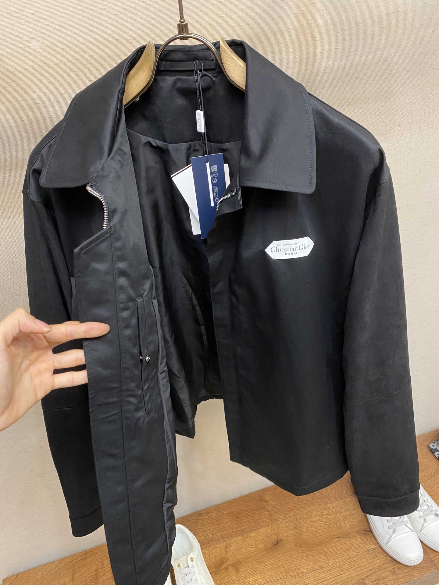 🌟🌟Dior，2025早秋新品夹克外套，采用羊皮绒拼接棉质面料，版型宽松，有垂感，商务休闲。左前胸手工嵌