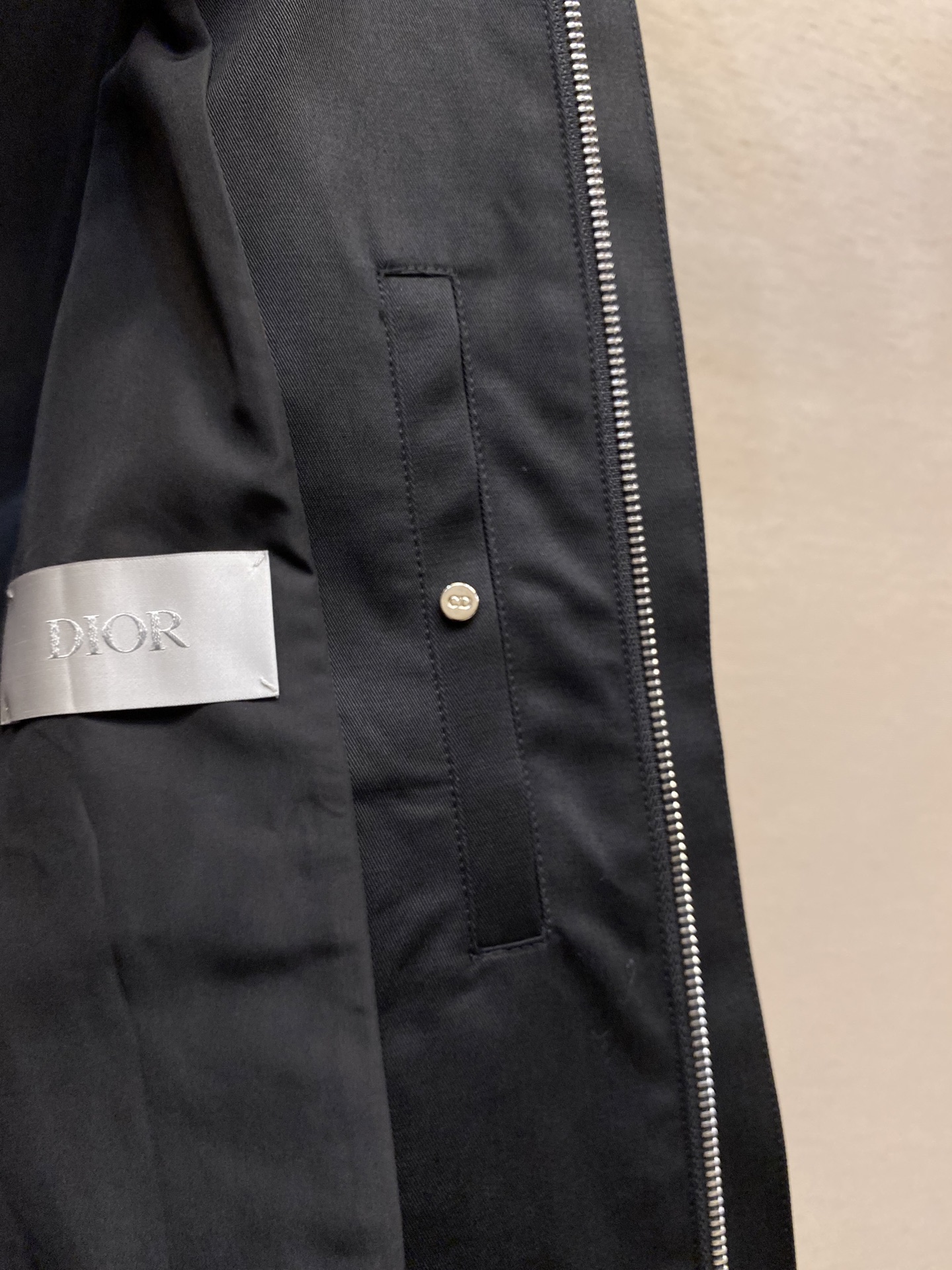 🌟🌟Dior，2025早秋新品夹克外套，采用羊皮绒拼接棉质面料，版型宽松，有垂感，商务休闲。左前胸手工嵌