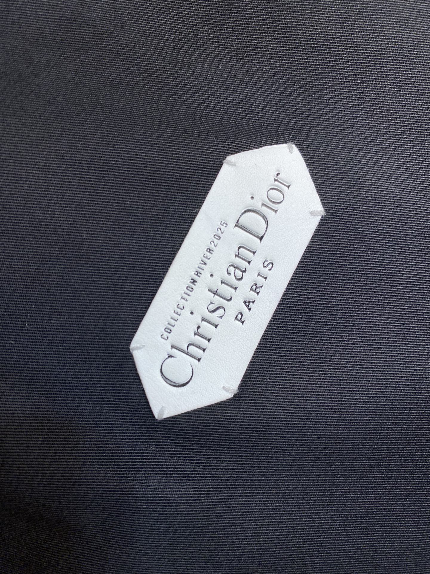 🌟🌟Dior，2025早秋新品夹克外套，采用羊皮绒拼接棉质面料，版型宽松，有垂感，商务休闲。左前胸手工嵌