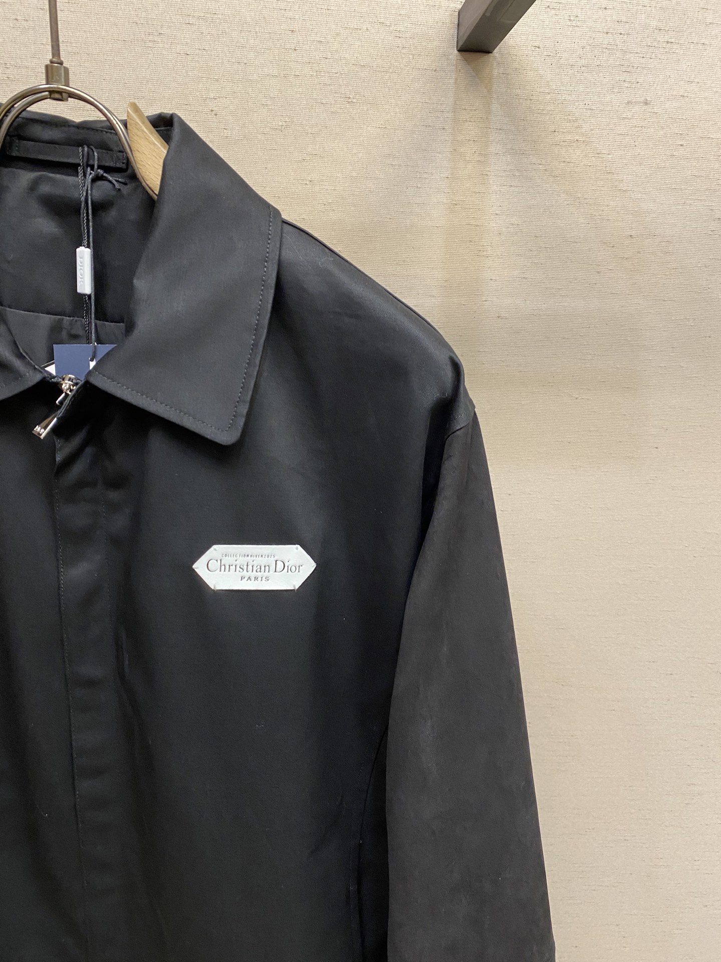 🌟🌟Dior，2025早秋新品夹克外套，采用羊皮绒拼接棉质面料，版型宽松，有垂感，商务休闲。左前胸手工嵌