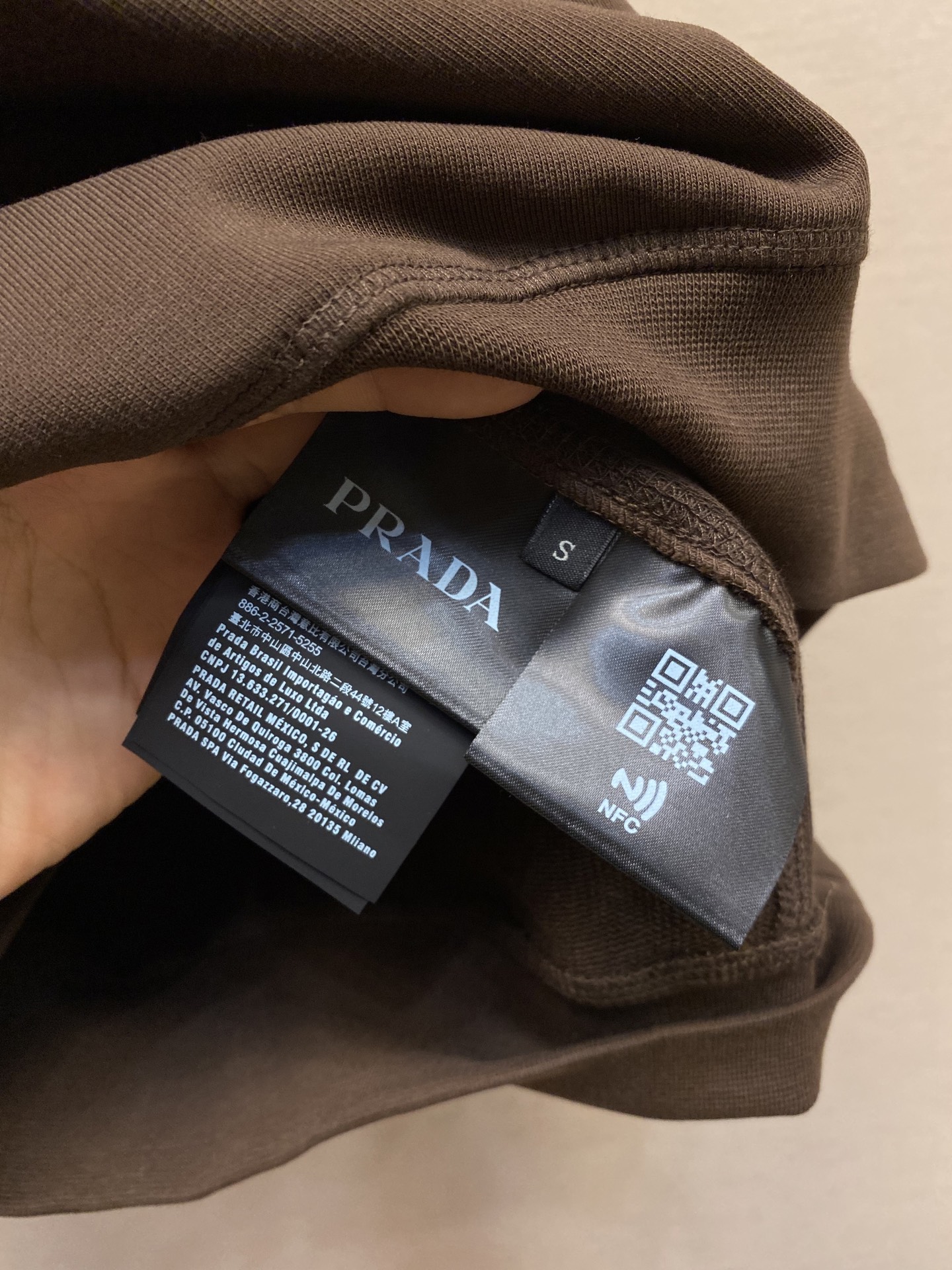 🌟🌟Prada，布三角翻领针织卫衣⚠️原,700购买；棉质卫衣面料、Oversize 版型设计、翻领设计