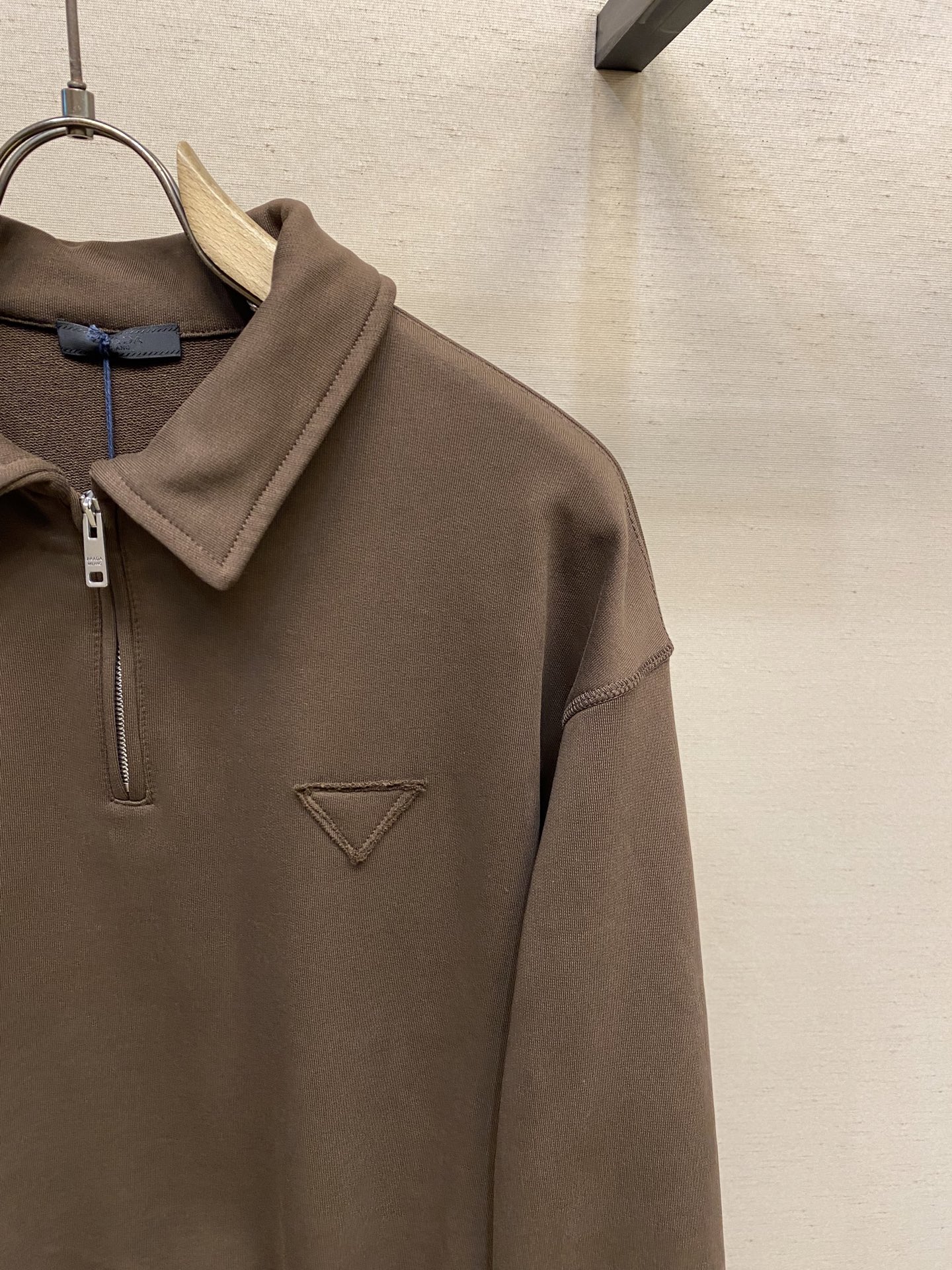 🌟🌟Prada，布三角翻领针织卫衣⚠️原,700购买；棉质卫衣面料、Oversize 版型设计、翻领设计