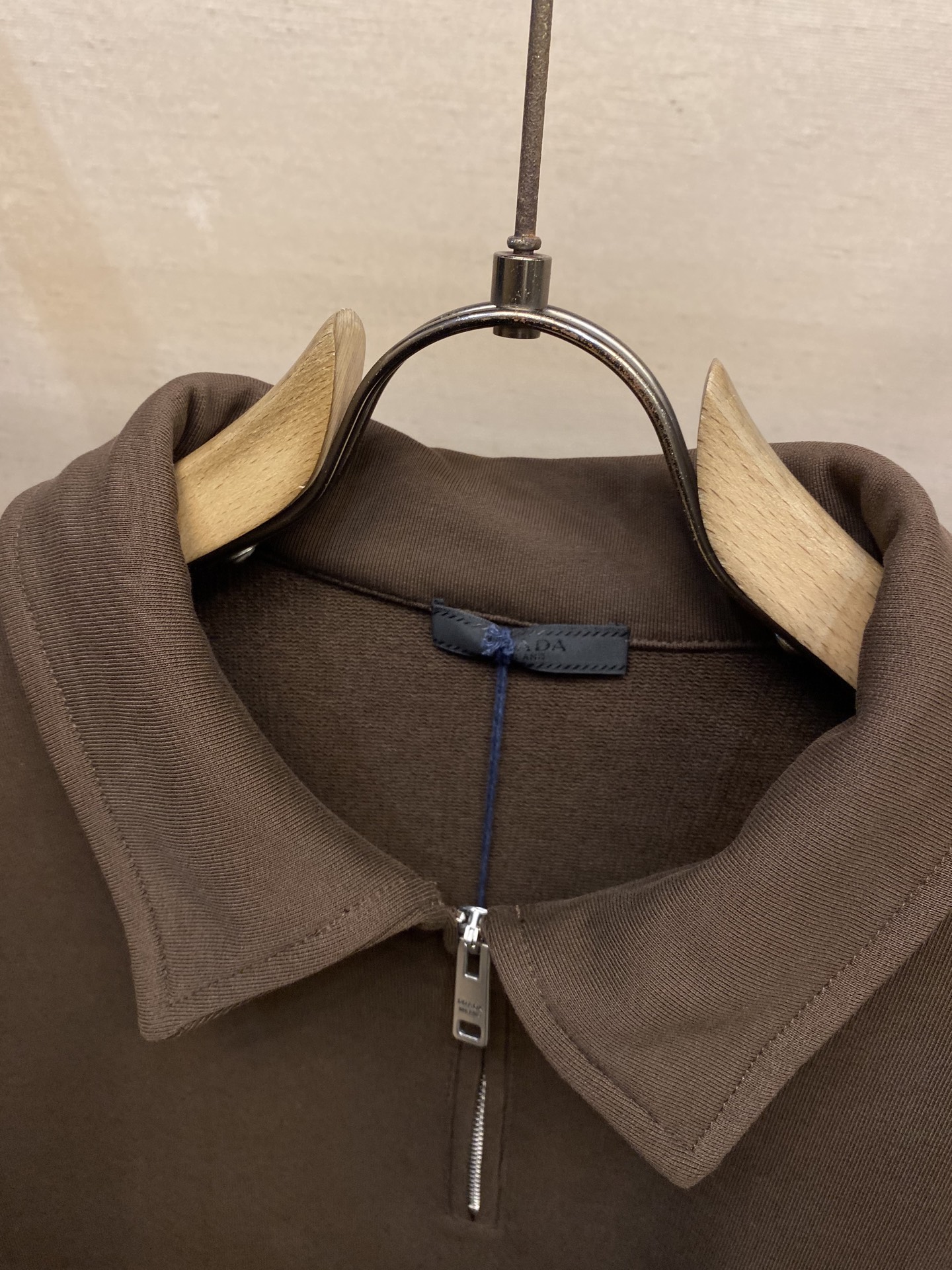 🌟🌟Prada，布三角翻领针织卫衣⚠️原,700购买；棉质卫衣面料、Oversize 版型设计、翻领设计