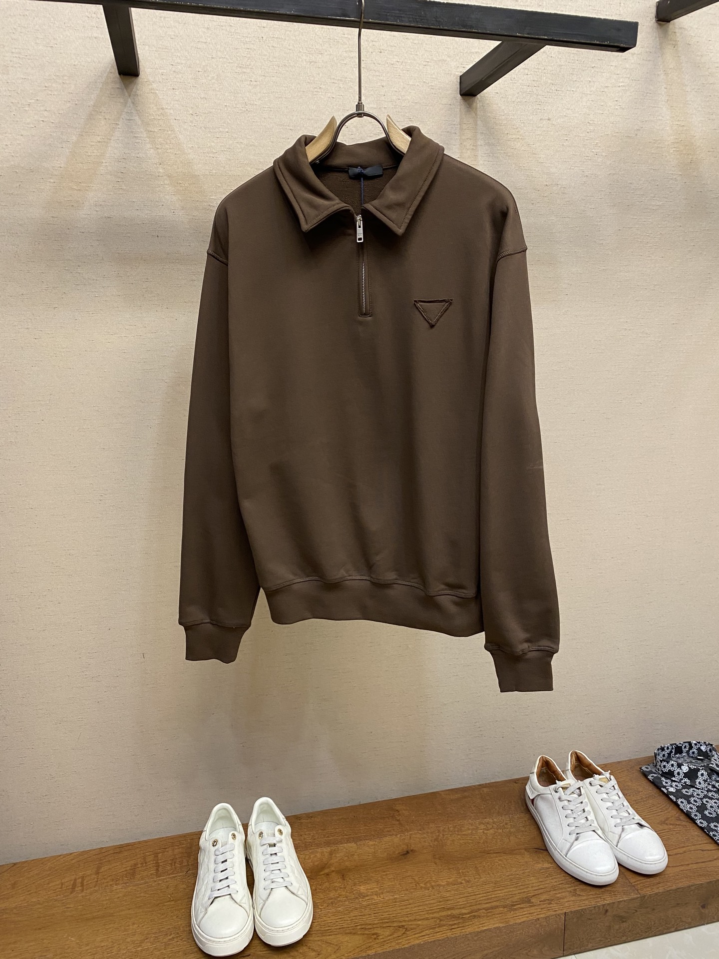 🌟🌟Prada，布三角翻领针织卫衣⚠️原,700购买；棉质卫衣面料、Oversize 版型设计、翻领设计