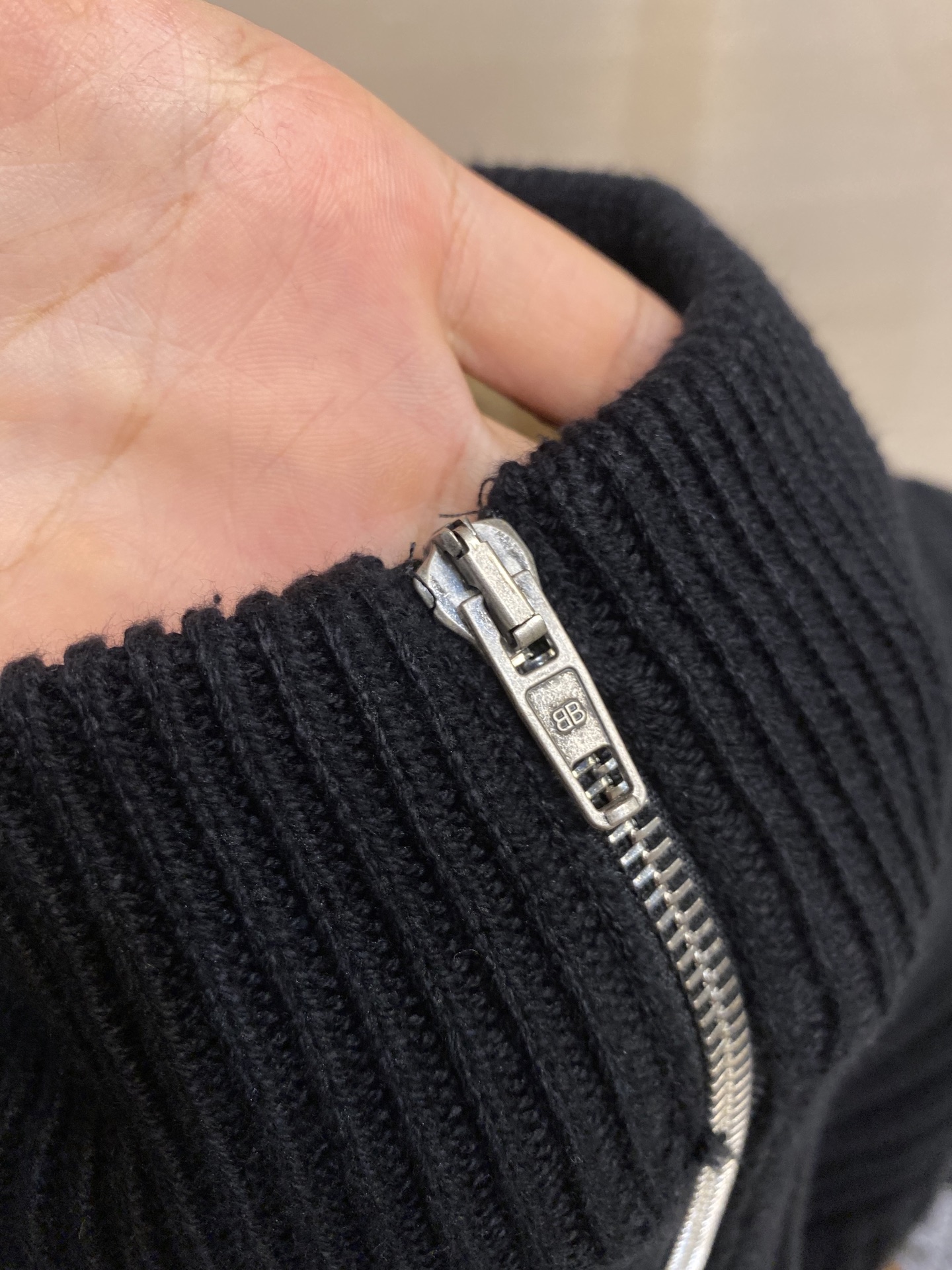 🌟🌟Balenciaga，25SS巴黎 / 高领拉链坑条毛衣，男女同款该单品核心工艺在于高科技覆膜与传统