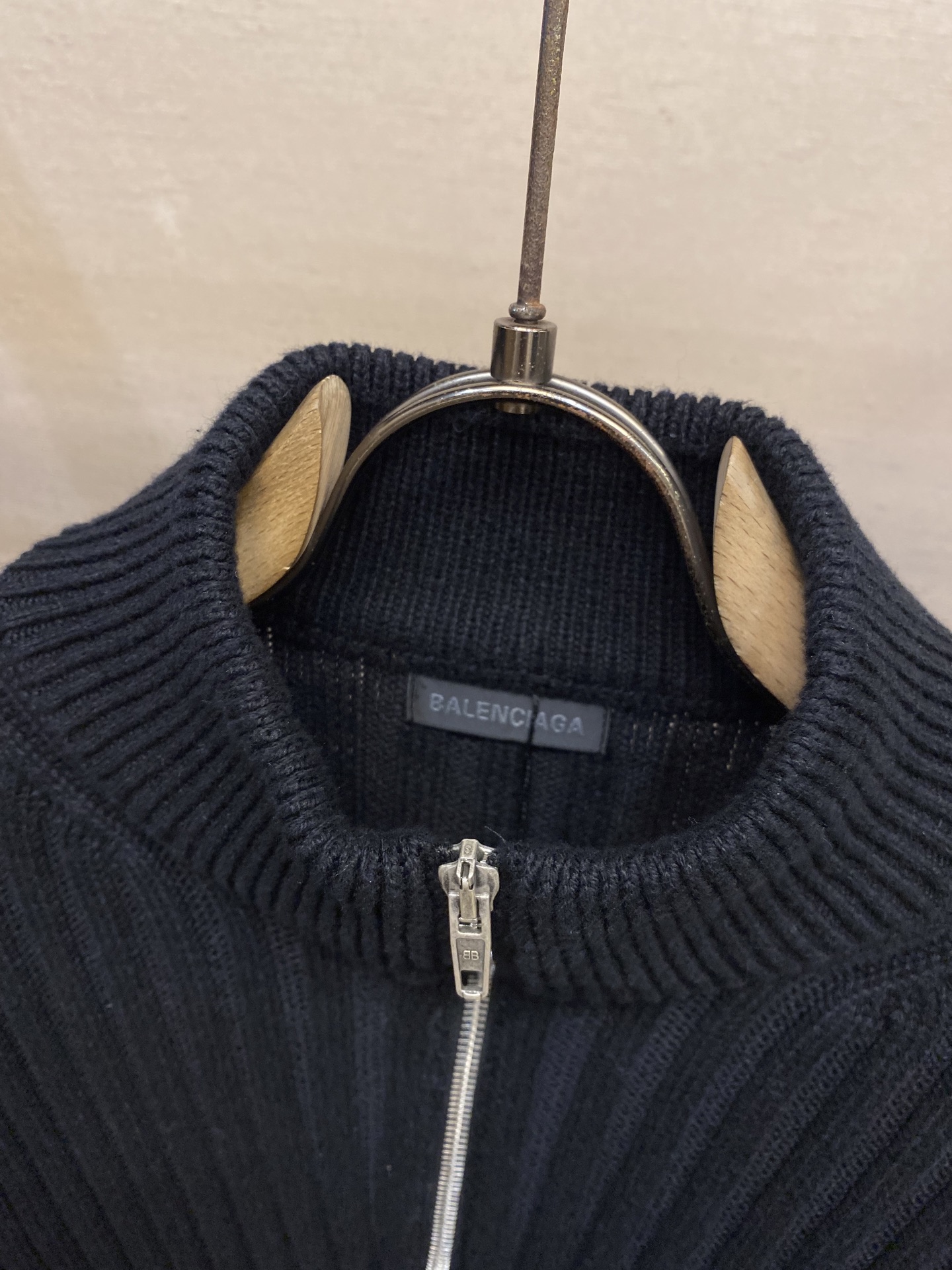 🌟🌟Balenciaga，25SS巴黎 / 高领拉链坑条毛衣，男女同款该单品核心工艺在于高科技覆膜与传统