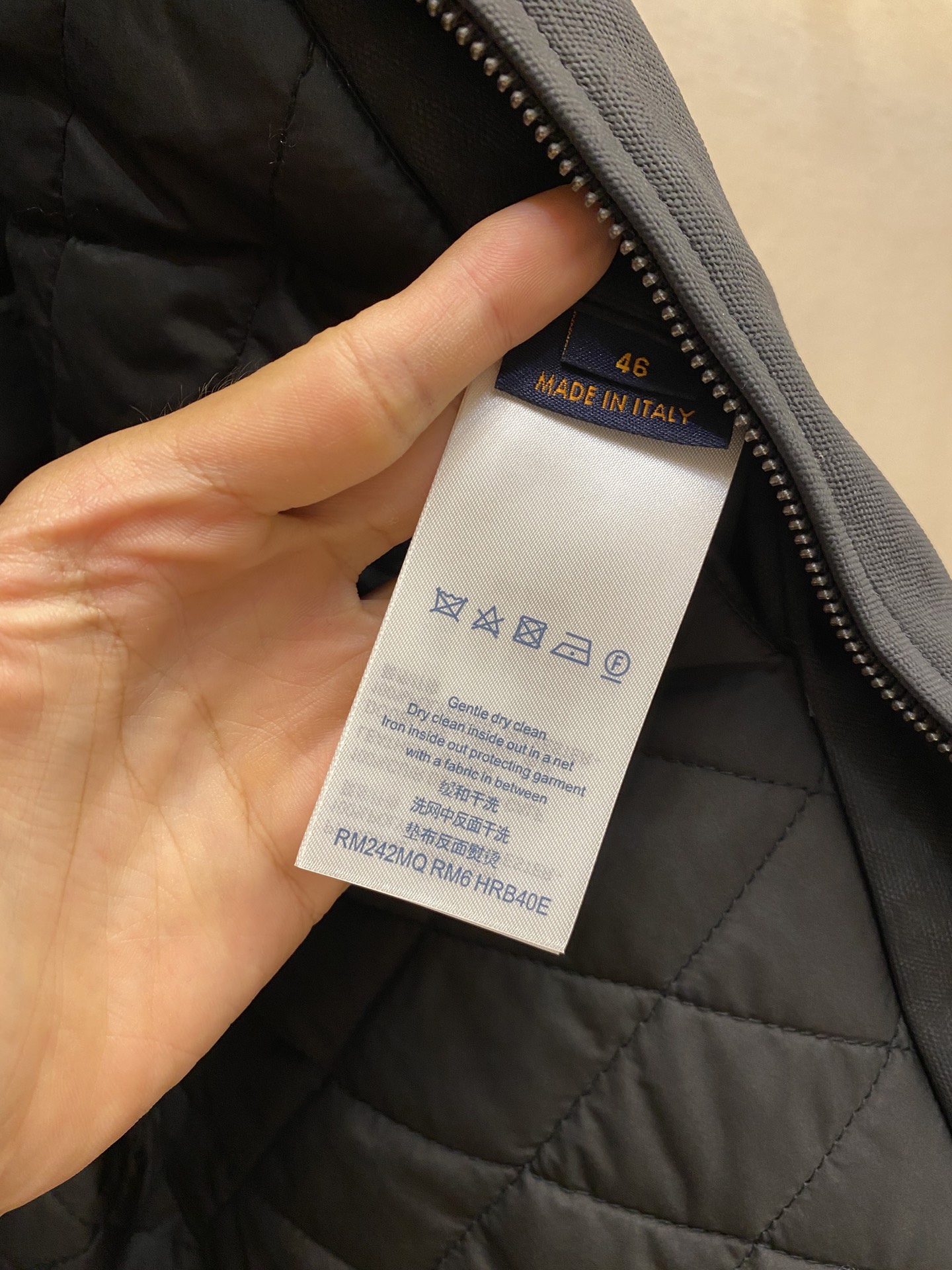 🌟🌟1V、2025秋冬新品夹克外套，精选胎牛皮材料制作领口，原版开发压纹1：1还原。前幅皮革做旧工艺配绗