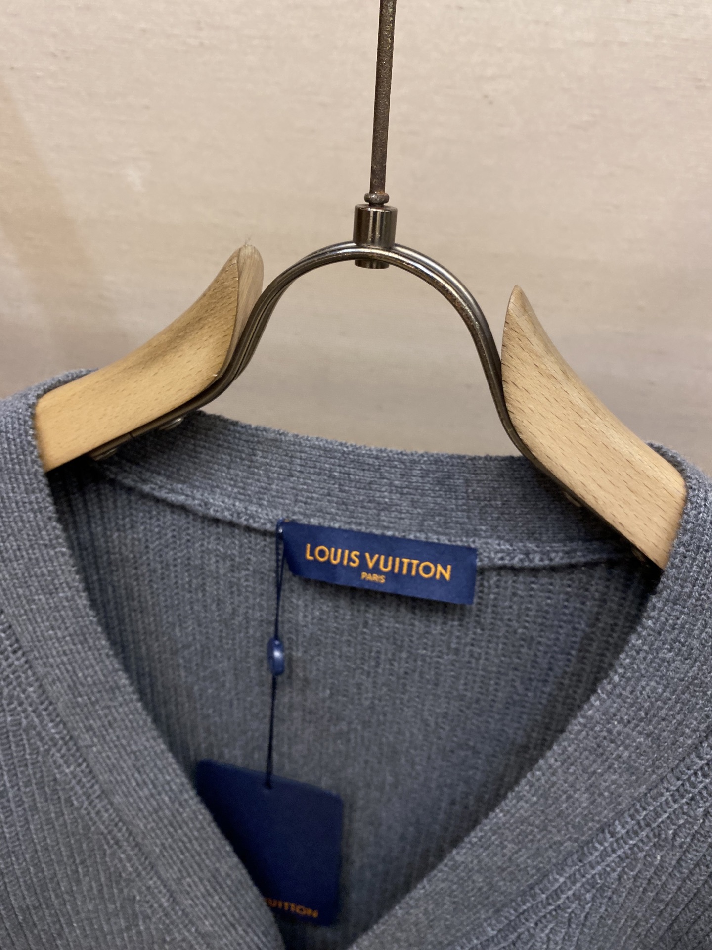 🌟🌟1V，新款男士胶囊系列灰色时尚气质简约高级感百搭V领针织开衫尺码：S-XL