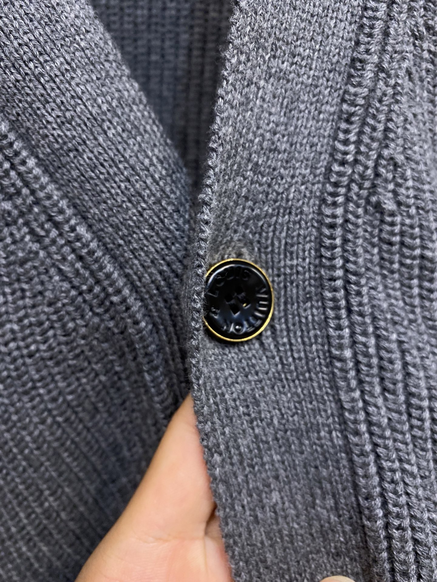 🌟🌟1V，新款男士胶囊系列灰色时尚气质简约高级感百搭V领针织开衫尺码：S-XL