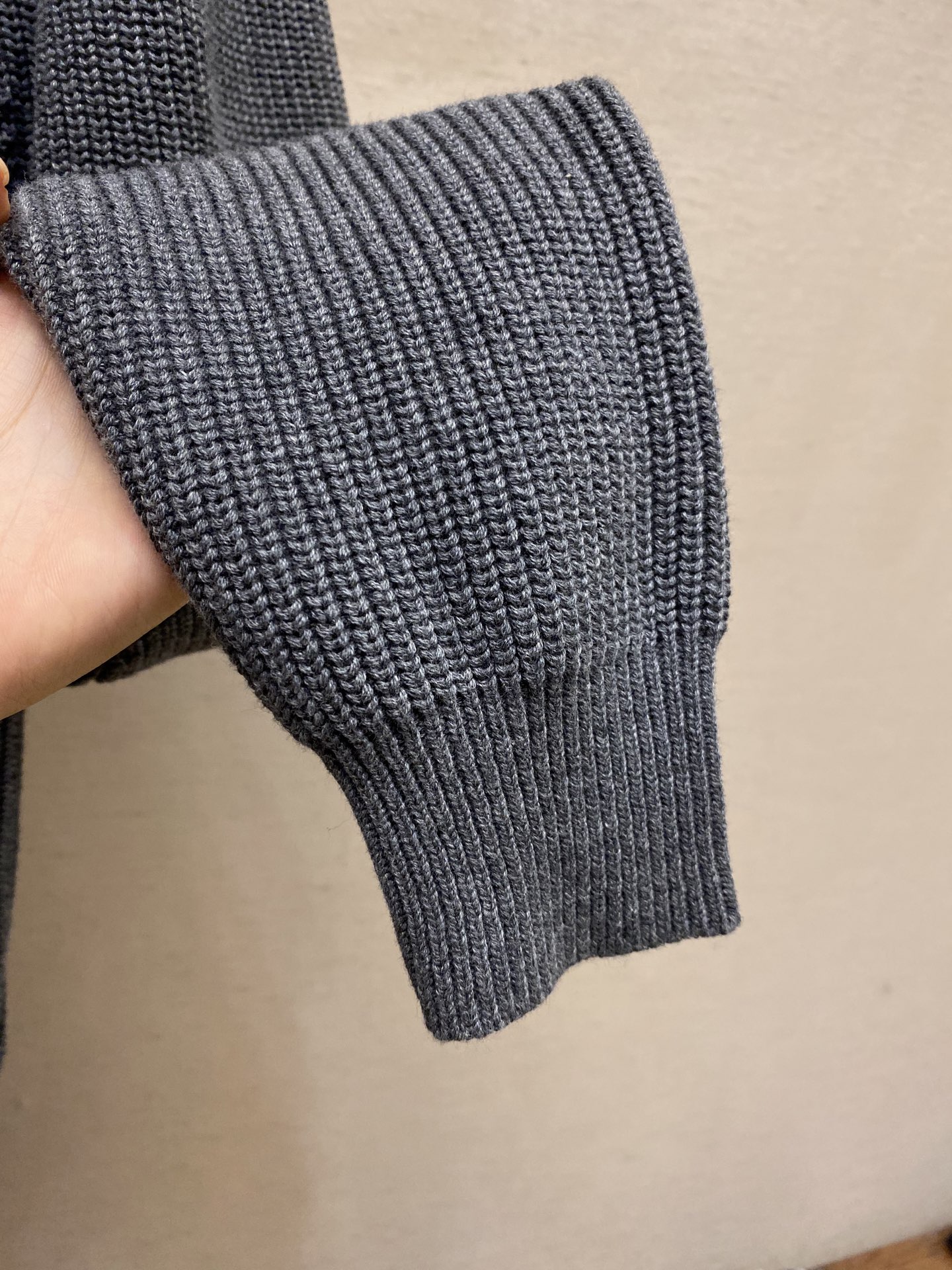 🌟🌟1V，新款男士胶囊系列灰色时尚气质简约高级感百搭V领针织开衫尺码：S-XL