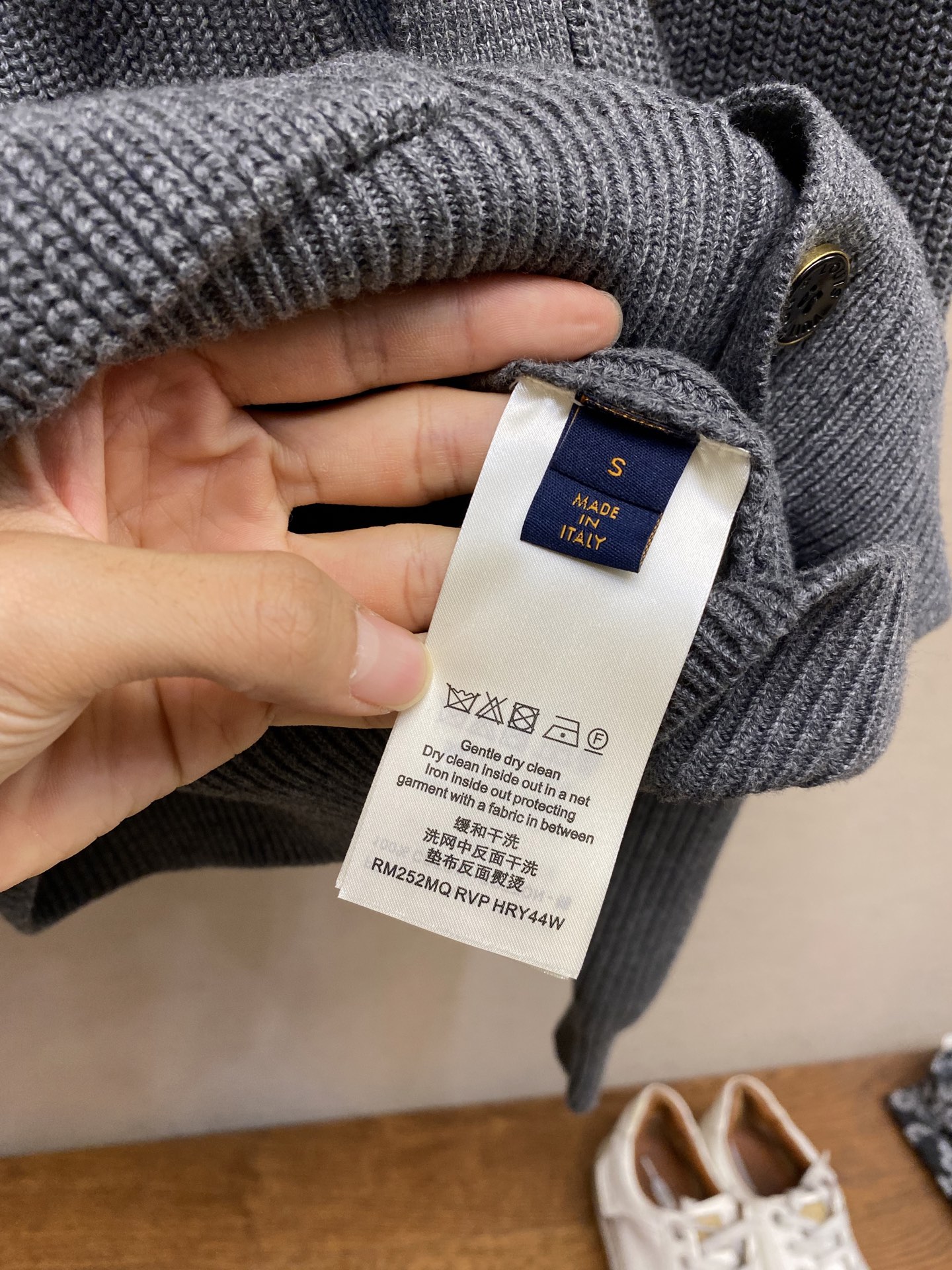 🌟🌟1V，新款男士胶囊系列灰色时尚气质简约高级感百搭V领针织开衫尺码：S-XL