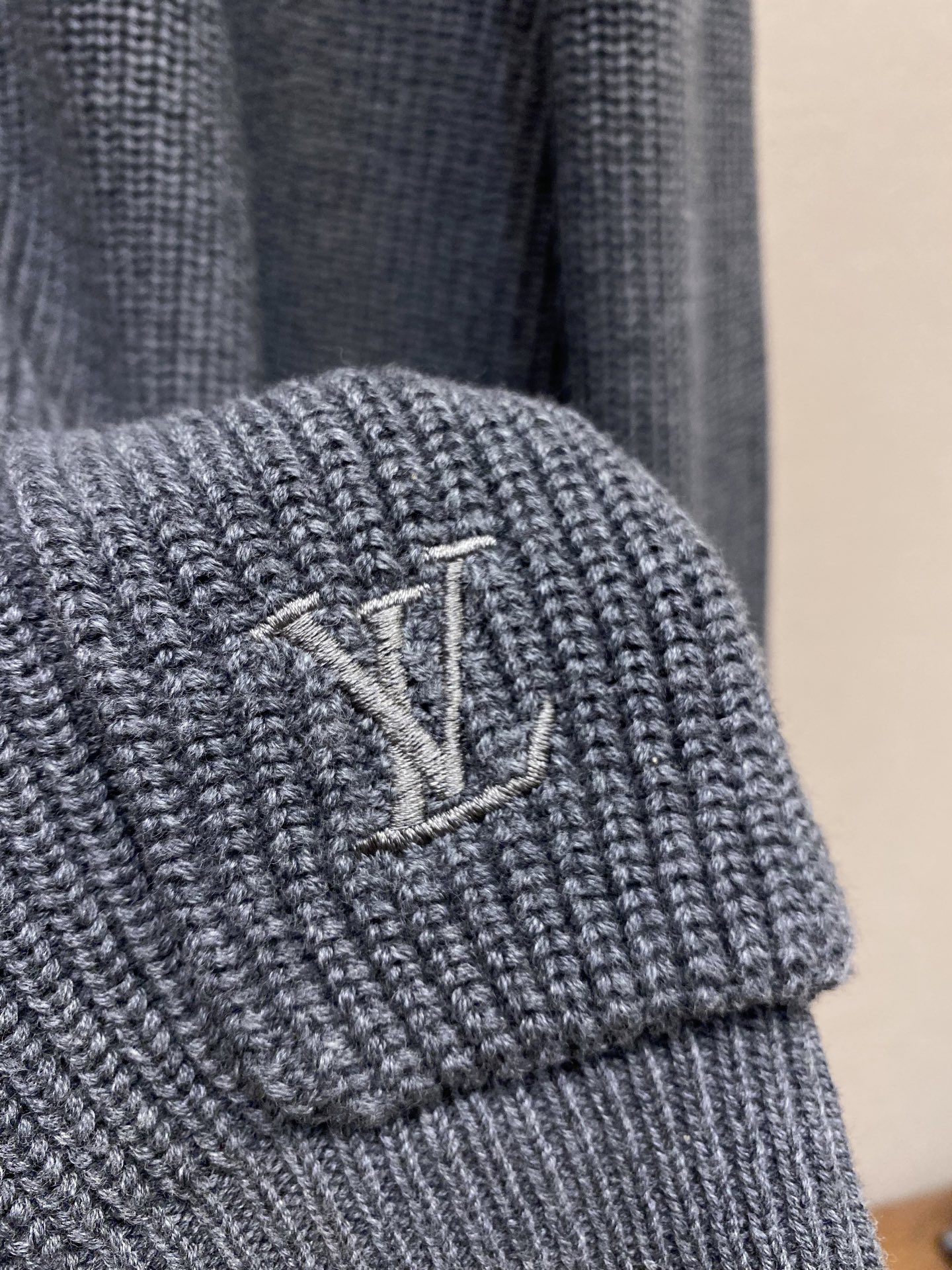 🌟🌟1V，新款男士胶囊系列灰色时尚气质简约高级感百搭V领针织开衫尺码：S-XL