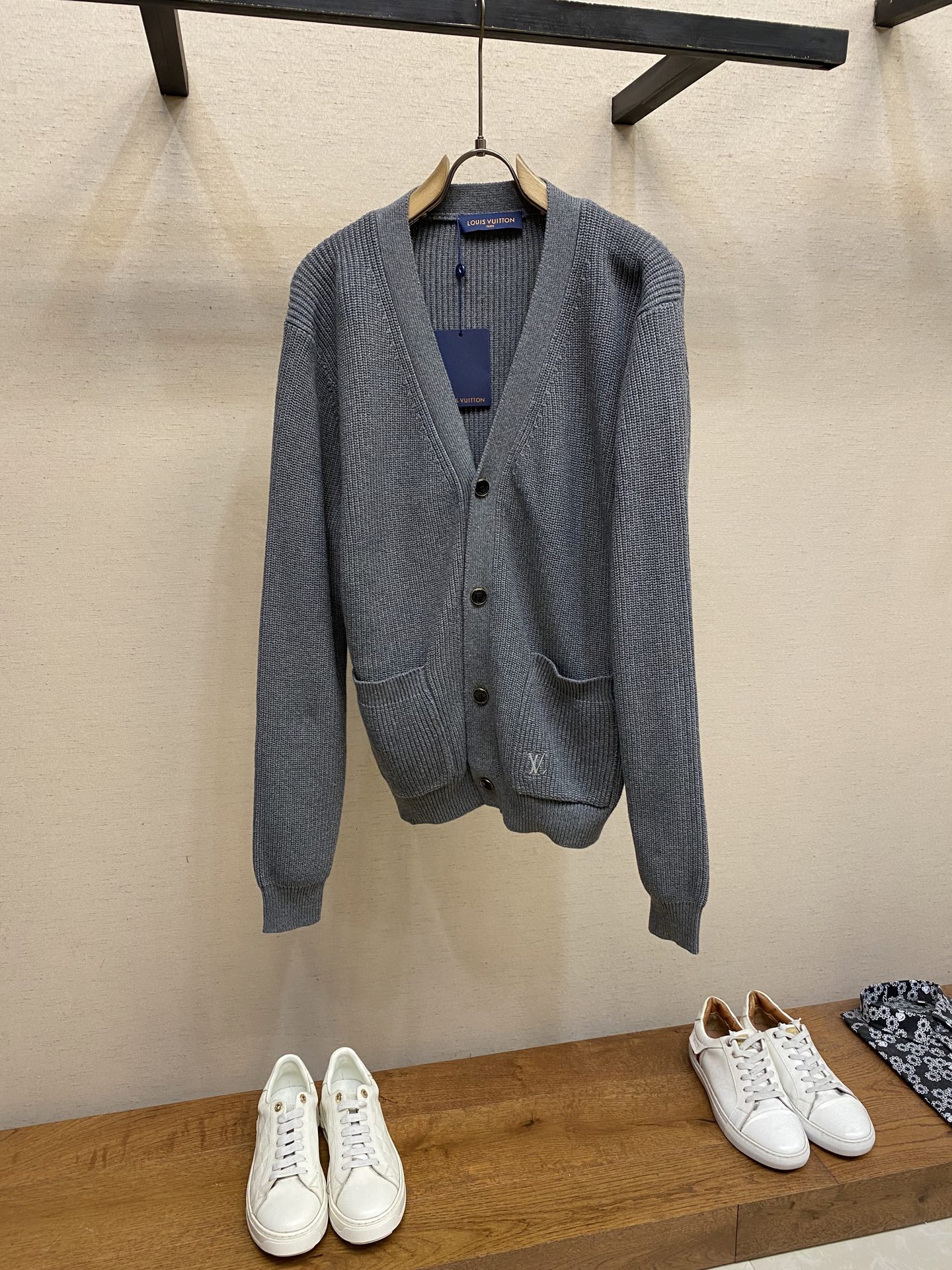 🌟🌟1V，新款男士胶囊系列灰色时尚气质简约高级感百搭V领针织开衫尺码：S-XL