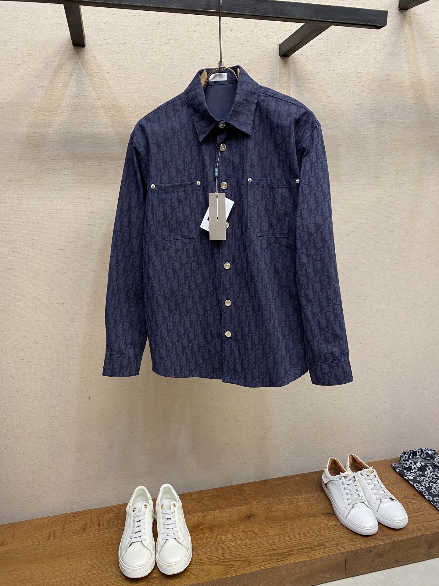 NO:532187,Dior, Dior limited edition full-print horseshoe flower casual shirt jacket, same style for men and women - Buy the original mold and create a full set of custom accessories, details determine success or failure. - The color matching of Dior luxury logo design does not use too much modification, and it is directly solid black. The whole logo is very smooth and simple. The D letter and every detail in the design are fully coordinated. The D letter is used just right. All luxury designs are very demanding in pursuit of details. The combination of D letters and O in Dior logo design is a very interesting typical. The echo of a semicircle and an ellipse forms a perfect arc - Dior (full name: Christian Dior, Christian  Dior, a multinational luxury brand originated from France, synonymous with dazzling high-end women's clothing. Founded in 1946 by French fashion designer Christine Dior, headquartered in Paris. It mainly deals in fashion, jewelry, perfume, cosmetics, children's clothing and other high-end consumer goods - custom full-print jacquard fabric - custom lettering LOGO buttons - custom Dior size S-XL,,dior,dior,jackets & coats,shirts,alexander wang19860909Dior,迪奥限定款满印花马蹄花休闲衬衫外套 男女同款 - 购入原版开模打造,全套定制辅料,细节决定成败. - 迪奥Dior奢侈品标志设计的配色并未采用过多的修饰,直接纯色的黑.整个标志表现得非常流畅,简约.将D字母与设计中的每个细节都完整的协调在一起.将D字母运用得恰到好处.所有奢侈品的设计对细节追求都非常苛刻,迪奥标志设计中的D字母与O的搭配就是一个非常有意思的典型,一个半圆与椭圆的呼应构成了完美的弧线 - 迪奥（全称为克里斯汀·迪奥,Christian Dior）,是源自法国的跨国奢侈品品牌,炫丽高级女装的代名词.由法国时装设计师克里斯汀·迪奥于1946年创立,总部位于巴黎.主要经营时装、首饰、香水、化妆品、童装等高档消费品 - 定制满印提花面料 - 定制刻字LOGO纽扣 - 定制Dior 尺码S-XL,,dior,dior,jackets & coats,shirts,alexander wang,Men's clothing