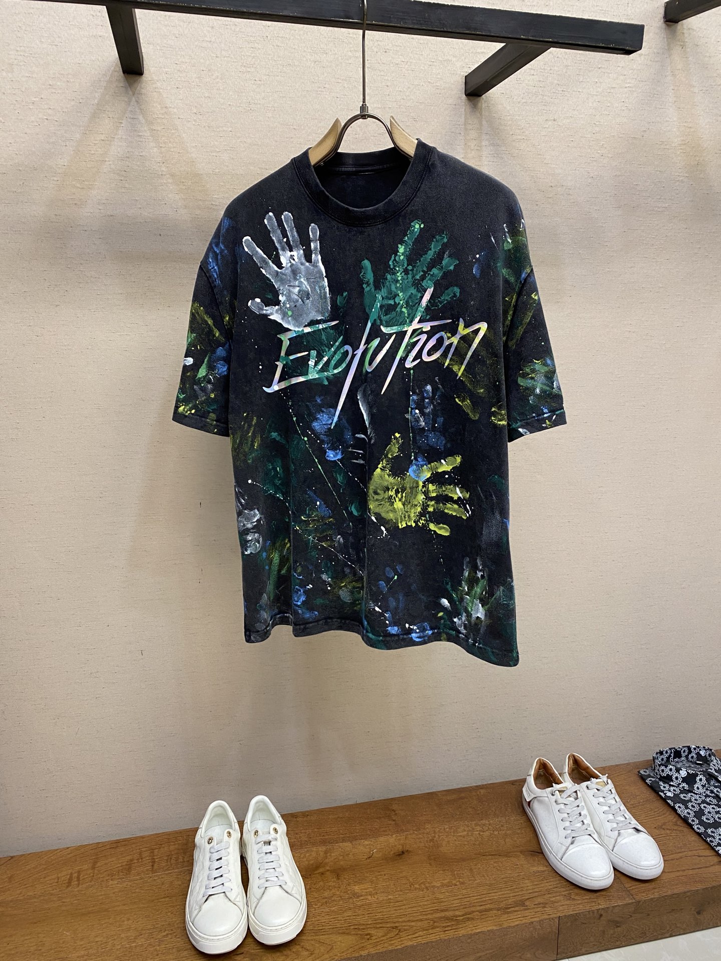 NO:532195,Fashion brand old pure hand-painted graffiti short-sleeved T-shirt. Nicholas Tse’s concert style!  Limited graffiti T, wear 'cool' on your body. Pure hand-painted graffiti + heavy industry technology, wear it out of the street, and wear it with 'walking shiny plate' special effect on the inside and outside. Black embryo washing and watering is polished to create a retro and old feeling through the washing process. The black base has a 'story sense', like the slackness just coming down from a rock scene; hot painting + hand-painted machine hot painting base, and then manually fixed hand-painted ink splashing, blue, green, yellow and white paint intertwined, palm prints and ink splashing patterns are three-dimensional and real, each piece has different details, and it is a 'unique limited style'; Gaoke heavy fabric is thick and not collapsed, and the drape feels hidden in the 'noble' texture, wearing the outside and wind-resistant, and the inner matching can support the shape. The 'explosion energy' of the concert can also be worn out in daily life.  Loose silhouette shoulder-down + short and wide cut, suitable for various figures, jeans are 'rock and roll slack', and work pants are instantly turned into 'street cool cover', layered sweatshirts/shirts, and the layered tone is directly pulled; the natural fading after washing the old details, hand-painted irregular brushstrokes turn the 'deliberate' trend into 'careful' cool, and the old Qianfeng has to say 'can play' when he sees it. Size XS-L, hoodie, sweatshirts, jeans, shirts, T-shirt, tees, t-shirt, alexander wang19860909潮牌做旧纯手绘涂鸦短袖T恤. 谢霆锋演唱会同款！限定涂鸦T,把「炫酷」穿在身上. 纯手绘涂鸦+重工工艺,穿它出街,内搭外穿都自带「行走的打光板」特效. 黑胚洗水做旧先经洗水工艺打磨出复古做旧感,黑色基底自带「故事感」,像从摇滚现场刚下来的松弛； 烫画+手绘机器烫画打底,再人工定点手绘泼墨,蓝绿黄白颜料交织,手掌印、泼墨纹立体又真实,每件细节不同,穿上就是「独一无二的限定款」； 高克重面料厚实不塌,垂坠感藏着「显贵」质感,外穿抗风、内搭撑得起造型,演唱会的「炸场能量」,日常也能穿出来. 宽松廓形落肩+短宽剪裁,适配各种身形,搭牛仔裤是「摇滚松弛感」,配工装裤秒变「街头酷盖」,叠穿卫衣/衬衫,层次腔调直接拉满； 做旧细节洗水后的自然褪色、手绘的不规则笔触,把「刻意」的潮变成「随性」的酷,老钱风看了都得说一句「会玩」. 尺码XS-L,,hoodie,sweatshirts,jeans,shirts,T-shirt,tees，t-shirt,alexander wang,Men's clothing