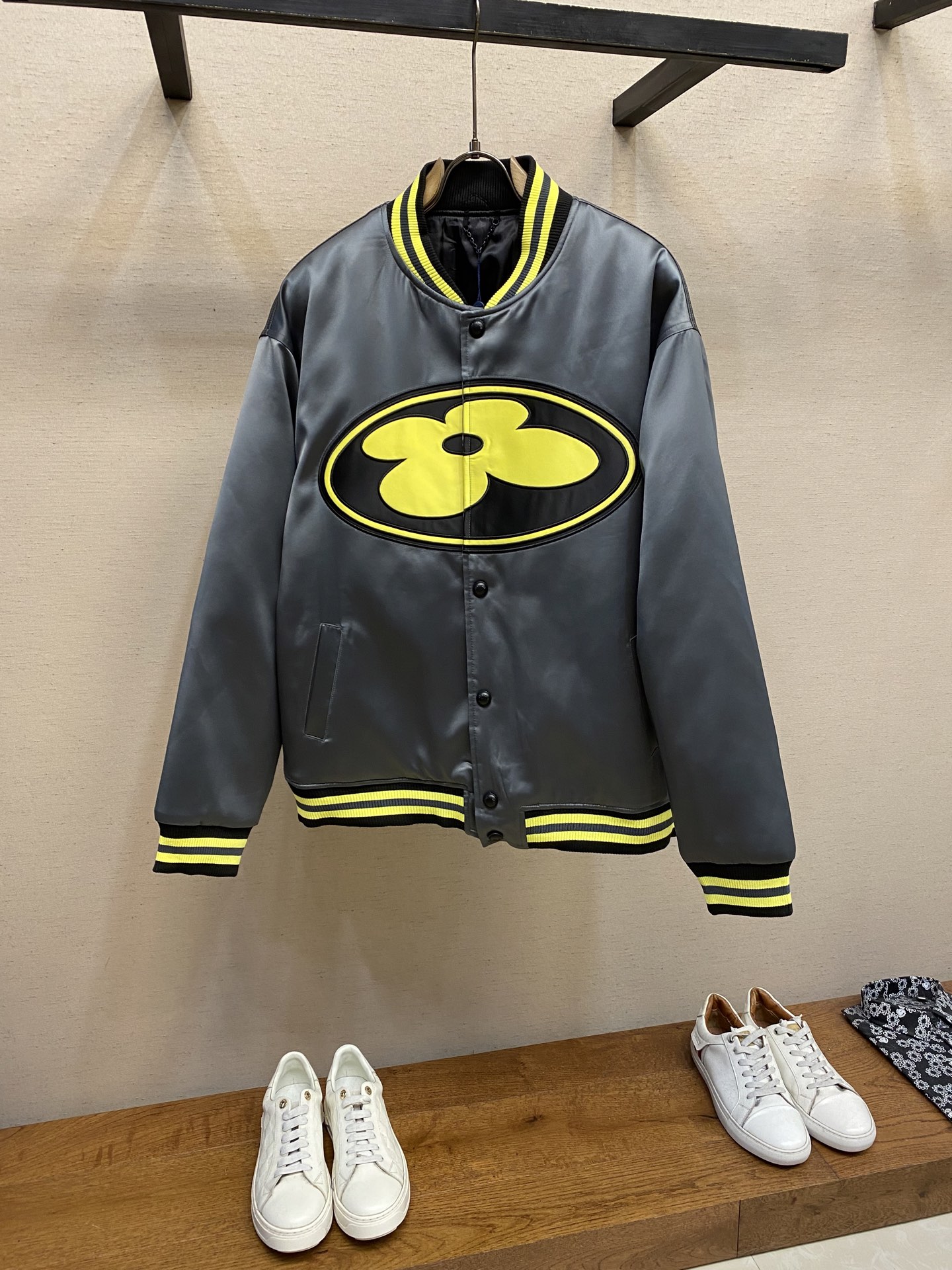 NO:532197,1V and 25ss new silk satin baseball tunic jackets are from the 2025 autumn and winter show, and will focus on LV floral patches and handwritten Vuitton logos, front and back, echoing the ribs of the collar, cuffs and hem. Light and quilted lining and hidden pockets improve functional considerations. Size 46-52,,louis vuitton, jackets & coats,alexander wang198609091V、25ss新款丝缎棒球束腰夹克出自 2025 秋冬秀场,将瞩目 LV 花卉贴饰和手写体 Vuitton 标识分饰前后,与衣领、袖口和下摆的罗纹形成色彩呼应.轻薄绗缝内衬和隐藏式口袋完善功能考量. 尺码46-52,,louis vuitton,jackets & coats,alexander wang,Men's clothing