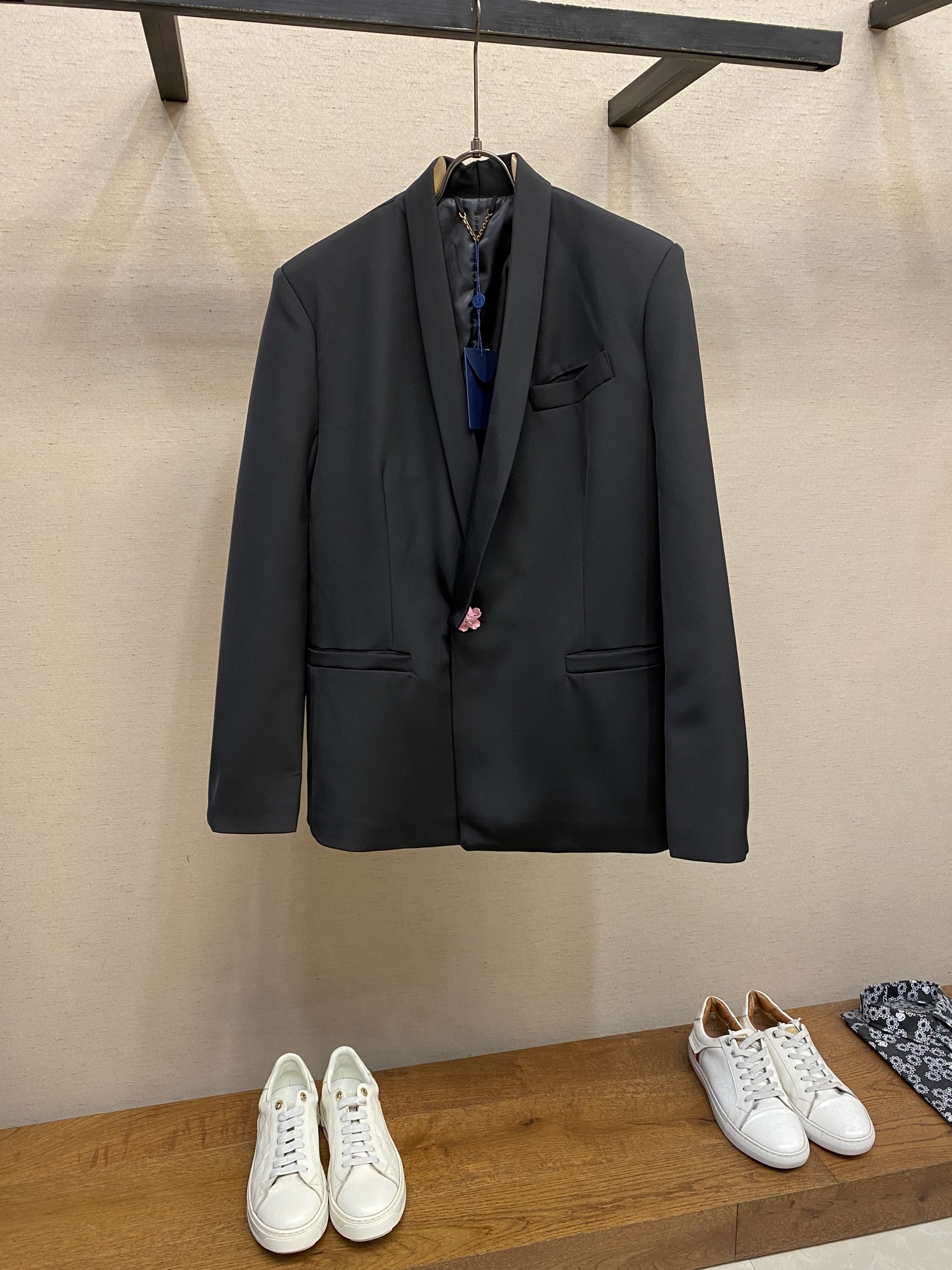 NO:532196,1V25ss pink flower button suit jacket, took 3 months, from fixed-woven fixed-dyed fabric to customized auxiliary materials and hardware, all developed one by one as it is, this year's heavy style. The fabric is made of ultra-high-split imported worsted wool blended nylon fabric, fixed-dyed light according to the original version, the focus is on auxiliary materials, all open-model custom-made, with a very high difficulty coefficient. The neckline is cut, and the shoulder pads are perfectly restored. The same fabric base cloth embroidered with high density Feidong logo. Size 46-52,, jackets & coats, jackets & coats, business suit, alexander wang198609091V25ss粉花朵纽扣西装夹克外套 耗时3个月从定织定染面料到开模定制辅料五金 全部按照原样逐一开发完成 今年秋冬的重磅款式.面料采用超高支数进口精纺羊毛混纺锦纶面料定染色光按照原版毫无色差 重点是辅料 所有全部开模定制,难度系数极大.领口异形剪裁,肩膀垫肩完美还原.同面料底布裁片刺绣高密度菲董logo. 尺码46-52,,jackets & coats,jackets & coats,business suit,alexander wang,Men's clothing