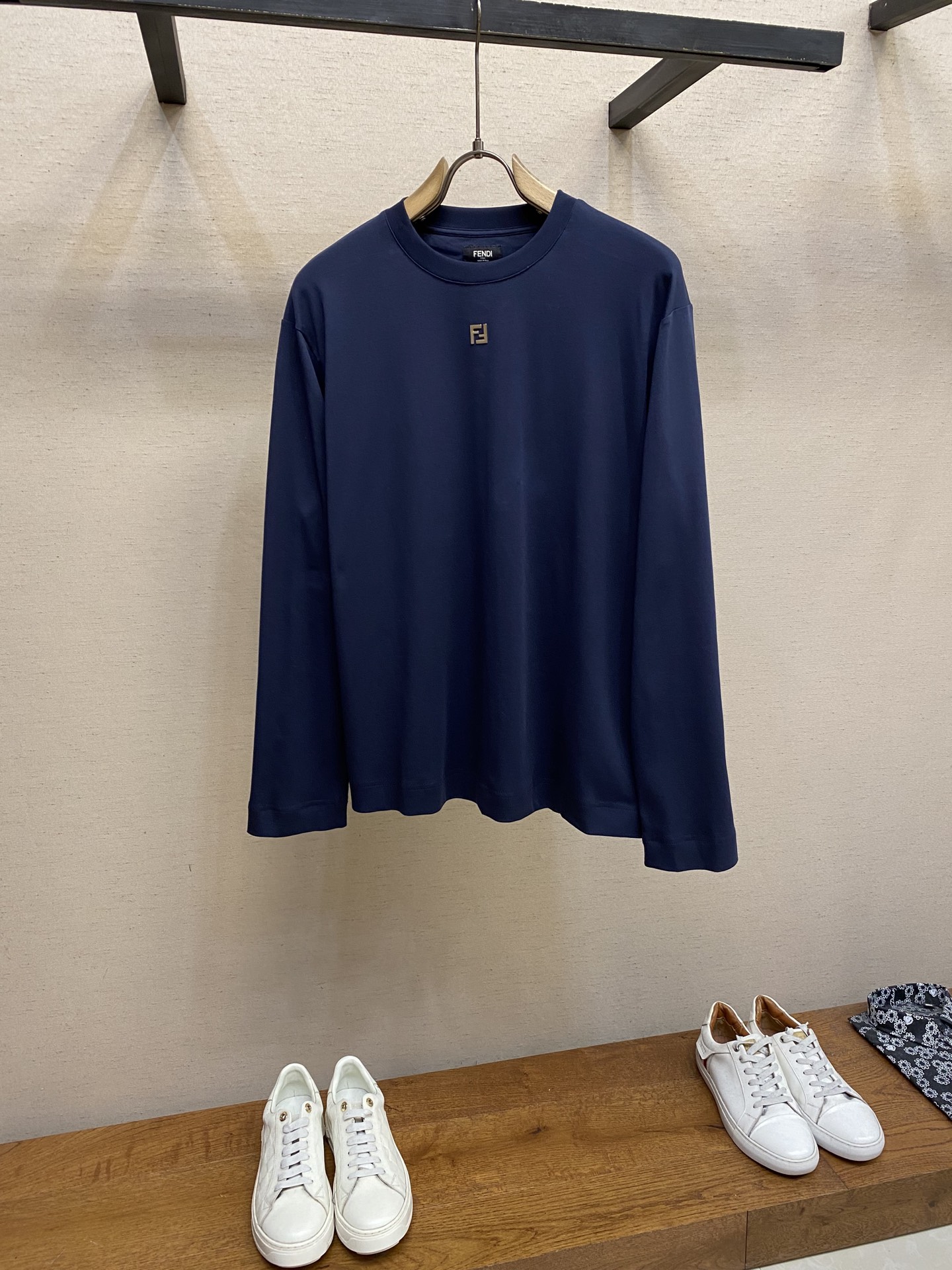 NO:528859,Fendi, Metal F logo round neck long sleeves Original, 400 purchase; Pure cotton treasure blue material, silver metal logo on the front, loose round neck style, full set of auxiliary materials equipped with # Double-sided long velvet cotton silk soft fabric is made of 60S single yarn double-sided long velvet cotton, weighing 170g; matched with 32S 1×1 thread, 300g. The yarn is fine, the fabric surface is smooth and delicate, and the touch is soft and skin-friendly; the texture on the front and back is consistent or similar, which improves the durability and crispness of the fabric, while maintaining the flexibility of both sides available.  After liquid ammonia treatment, it feels like a water-like machine, the cloth surface is flat and clear, and it has a slight glossy texture. The fabric cotton fiber has a long length. The advantage of this feature is that after spinning into yarn, the yarn surface is smoother and has less rough hair and delicate feel. The thin and long characteristics make it have a flexible texture, soft skin touch and the luster of the fabric. # There is a silver-colored metal F on the chest. The metal engraving and ironing process uses ironing to transfer metal materials to the surface of the fabric to form text with metallic luster and three-dimensional sense. During the ironing process, the temperature needs to be strictly controlled to ensure that it can be transferred to the surface of the fabric correctly and form a good metallic luster. # Standard round neck long sleeves style  The neckline is round and curved, suitable for all face shapes and figures; the sleeves are moderately long and just above the elbow, showing a capable and neat image. The slim-fitting tailoring can show the wearer's figure curve while not losing the comfort. The neckline, cuffs, hem and other parts are sewn with fine double needle thread. Size XS-L, fendi, alexander wang19860909Fendi,金属F标识圆领长袖 原,400购买；纯棉宝蓝材质、正面装有银色金属标志、宽松圆领版型、全套辅料配备 # 双面长绒棉丝柔面料 采用60S单纱双面长绒棉,克重170g；搭配32S 1×1螺纹,300g.纱线细密,织物表面光滑细腻,触感柔软亲肤；正反面纹理一致或相似,提升了面料的耐用性和挺括感,同时保持双面可用的灵活性. 经过液氨处理后似水光机感,布面平整纹理清晰,微微带有光泽质感度强.面料棉纤维长度长,这一特点的好处是纺成纱线后,纱线表面更柔滑,毛糙少手感细腻.又细又长的特点使得它有了柔韧质地、柔软的肌肤触感以及织物的光泽. # 胸前有银色饰面金属F字样 金属刻字压烫工艺,利用压烫将金属材料转印到面料表面,形成具有金属光泽和立体感的文字.压烫过程中需要严格控制温度,以确保能够正确转移到面料表面并形成良好的金属光泽. # 标准圆领长袖版型 领口呈现圆润的弧形,适合各种脸型和身材；袖长适中刚好结束在肘部上方,展现出干练利落的形象.采用修身剪裁,能够展现出穿着者的身材曲线,同时不失舒适感.领口、袖口、下摆等部分都有精细双针走线的缝制. 尺码XS-L,,fendi,alexander wang,Men's clothing