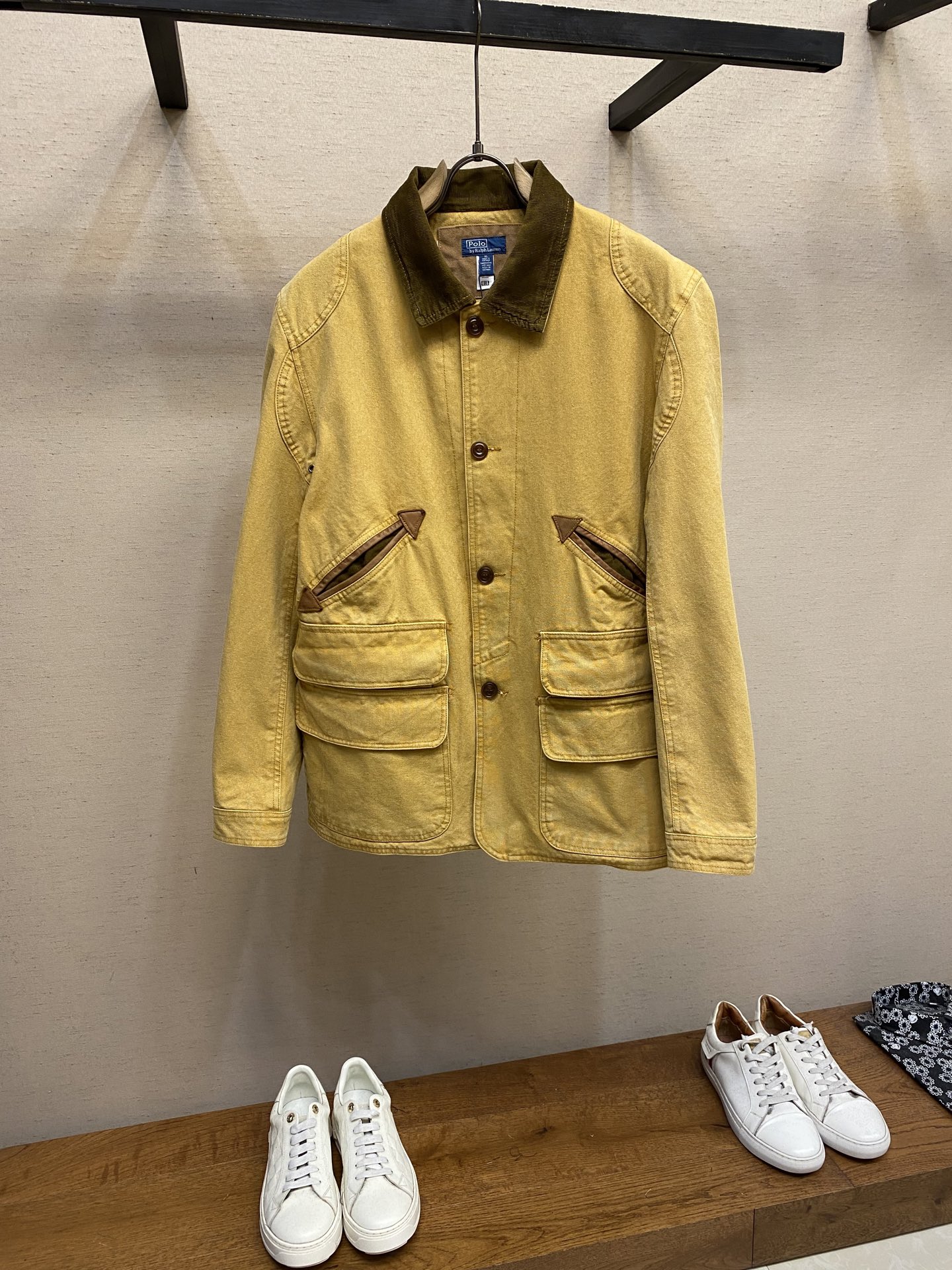 NO:532186,Ralph Lauren, the same metro jacket top version of the same style as the old-fashioned jacket, POLO, 25-year-old casual splicing versatile jacket, WMPOOTWN top is light and soft, and it is also a very popular Bane style recently. The style is very positive, comfortable to wear and styling, and the splicing details also look very delicate. The hardness of pure cotton is just not that hard!! A very outstanding piece, the texture and style can be seen immediately on the upper body. Whether it is design or fabric, this series is great. Retro is never out of date. Size M-2xl,,loro pigeana, jackets & coats, jackets & coats, alexander wang19860909Ralph Lauren拉夫劳伦郑秀晶同款中古夹克外套顶级版本 POLO拉夫劳伦25年春新 休闲拼接百搭外套夹克WMPOOTWN上衣穿上又轻又软,也是最近很火的巴恩风,版型很正,穿着舒适的同时又具有造型感,拼接的细节也显得非常精致. 纯棉这个硬度刚刚好不是那种硬邦邦的!!非常出彩的一件,上身立马看得出质感和版型. 无论是设计还是面料,这个系列都太棒了. 复古永不过时 尺码M-2xl,,loro piana,jackets & coats,jackets & coats,alexander wang,Men's clothing