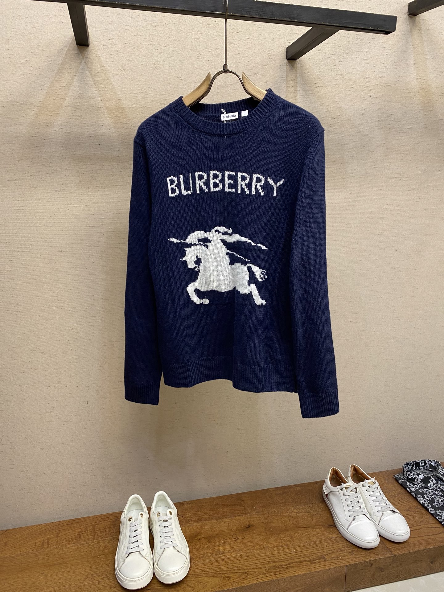 NO:530887,BBR Equestrian Knight Logo Cashmere Blend Knit Wool Cashmere Blend Fabric Selection of high-quality wool and cashmere raw materials, blended in a certain proportion. Wool provides warmth and durability, while cashmere gives clothes a soft and delicate touch. The combination of the two makes the fabric both comfortable and practical. Size M-2xl,,alexander wang19860909BBR 马术骑士徽标羊绒混纺针织衫 羊毛羊绒混纺面料 精选高品质的羊毛与羊绒原料,按照一定的比例进行混纺.羊毛提供保暖性和耐用性,而羊绒则赋予衣物柔软细腻的触感,两者的结合使得面料既舒适又实用. 尺码M-2xl,,alexander wang,Men's clothing