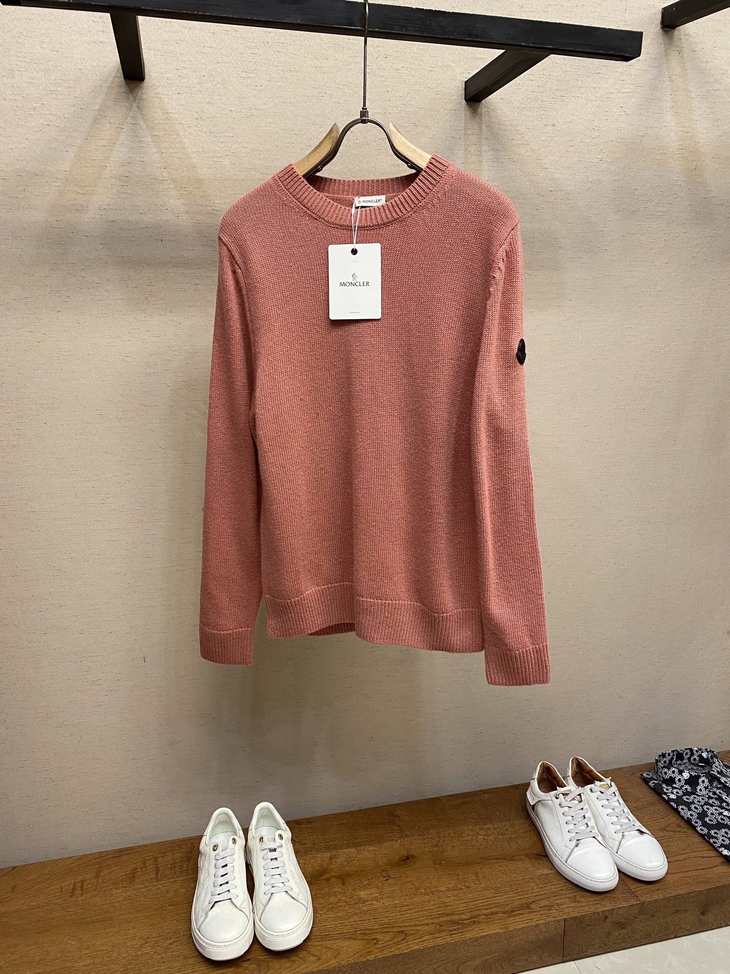 NO:530884,Moncler early autumn new round-neck sweater, same style for men and women, complete three standards, differentiate from market currency, random comparison, use 2/40% fine cotton knitted yarn cashmere fabric, color dyeing for the original, twisting and yarn, imported machine color clock textile technology, large factory flowing water made of double needles, neat threading, delicate and soft appearance, fashionable and smooth drooping, OS version, comfortable and stylish upper body Size M-2xl,,alexander wang19860909Moncler 早秋新款圆领针织衫 男女同款 三标齐全 区别市场通货 随意对比 采用2/40百分百精棉编织纱线羊绒面料 颜色对原版染色定做好加捻再品纱 前后进口机器彩色时钟纺织工艺 大厂流水做包条双针走线工整 细腻柔软外观时尚顺滑垂感 OS版型 上身舒服有型 尺码M-2xl,,alexander wang,Men's clothing