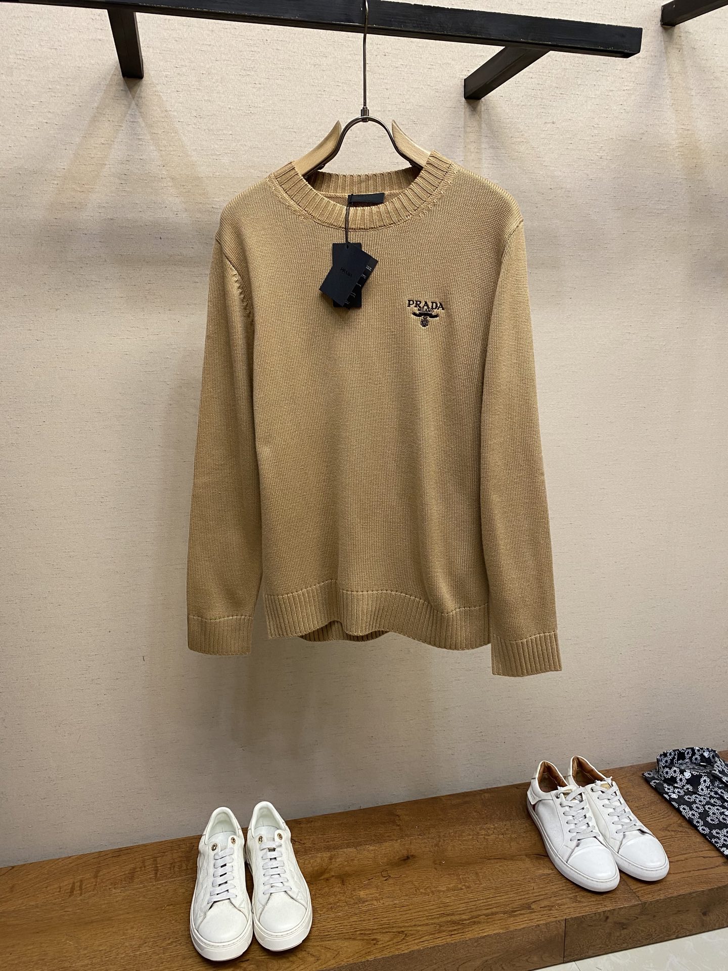 NO:532188,Prada, rib knitted pullover round neck sweater, neckline design with round neck design, low-key luxury and timeless with jacquard pattern logo, same style for sale in the counter, the whole dress uses 16-needle pit knitting technology, wool blended yarn, soft and comfortable, this dress is casual and versatile, and the upper body is slimming. Highly recommended, both men and women can control it Size M-2xl,,prada,sweaters,alexander wang19860909Prada,罗纹针织套头圆领毛衣、领口采用圆领设计 搭配着提花图案Logo低调奢华永不过时 专柜同款在售、整件衣服采用16针坑条针织工艺、羊毛混纺纱线 毛纱柔软舒适、此款衣服随意百搭 上身显瘦 强烈推荐 男女均可驾驭 尺码M-2xl,,prada,sweaters,alexander wang,Men's clothing