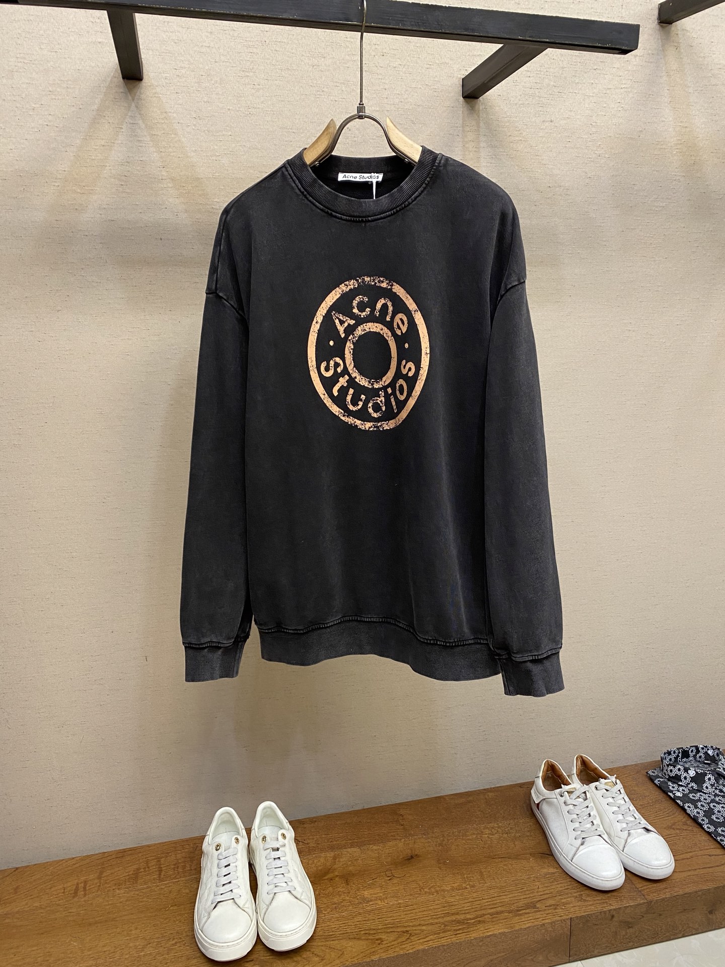 NO:532182,Acne Studios latest autumn and winter styles of washing water and retro sweatshirts, washing water & old prints, same style for men and women! The color of the terry on the face and bottom is the same. The basic material surface and bottom of the market are spliced ​​in different colors, retro old glue printing technology Size S-XL S clothes 71 bust 126 shoulder width 58 M clothes 73 bust 130 shoulder width 60 L clothes 75 bust 134 shoulder width 62 XL clothes 77 bust 138 shoulder width 64, acne studios, dior, hoodie, sweatshirts, alexander wang19860909Acne Studios 最新秋冬款洗水复古卫衣 洗水&做旧印花 男女同款! 面部和底部的毛圈颜色一致,市面基本现货的料子面和底都是不同色拼接,复古做旧的胶浆印花工艺 尺码S-XL S衣长71胸围126肩宽 58 M衣长73胸围130肩宽 60 L衣长75胸围134肩宽 62 XL衣长77胸围138肩宽64,,acne studios,dior,hoodie,sweatshirts,alexander wang,Men's clothing