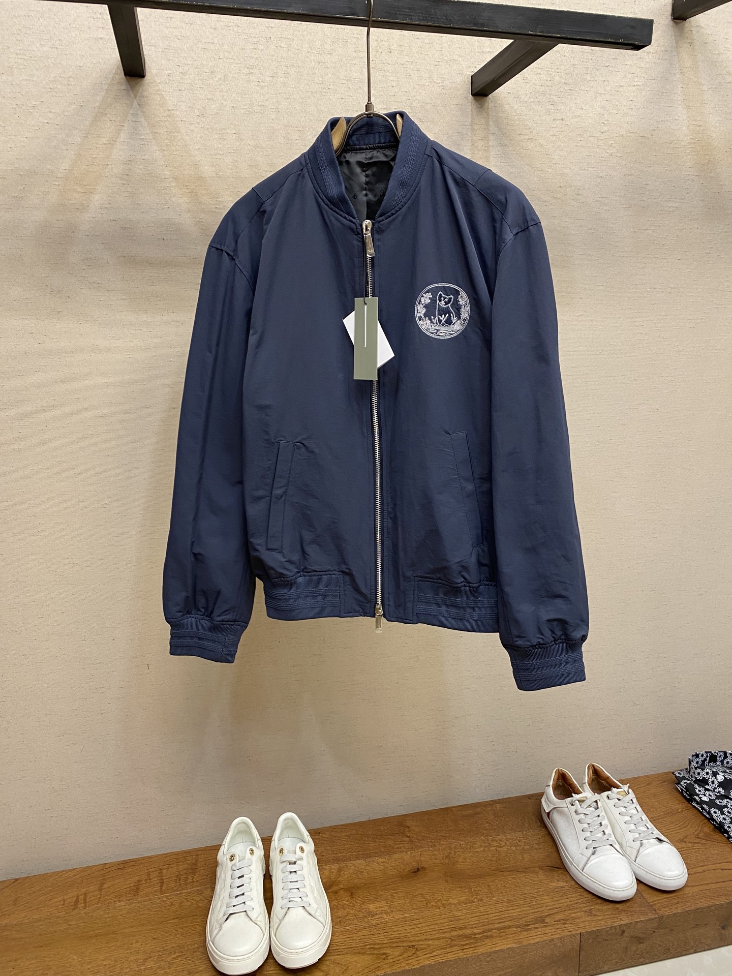 NO:530908,Dior, the pilot jacket displays the Dio For My Real Friends logo from the DIO AND HYLTON NEL co-branded series. It is carefully crafted from navy blue cotton blend fabric, with a comfortable fit with ribbed trim and squid pockets. The front and back are embroidered with logo embroidery. It can be matched with various daily outfits. Size 46-52,,dior, jackets & coats,alexander wang19860909Dior,飞行员夹克展示来自 DIO AND HYLTON NEL 联名系列的 Dio For My Real Friends 标志.采用海军蓝色棉质混纺面料精心制作,舒适版型搭配罗纹饰边和贴边口袋,正面和背面饰以联名系列的标志刺绣.可搭配各式日常装扮穿着 尺码46-52,,dior,jackets & coats,alexander wang,Men's clothing