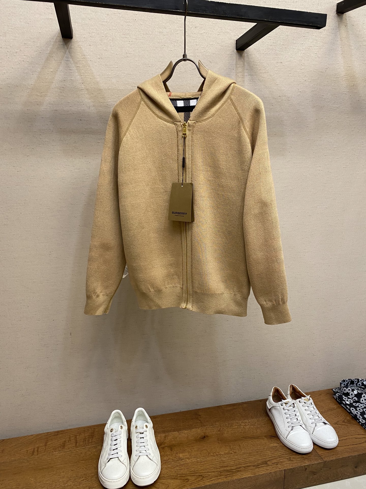 NO:530890,BBR, Burberry Burberry classic plaid double-sided wool behind the back of the war horse jacquard cardigan sweater jacket Light luxuryism A must-have item for men and women's daily commuting outfits Correct version Welcome to compare Detailed features · Use 50 wool content yarn 35 cashmere 15 synthetic fiber · Use double-sided jacquard technology imported from Germany · Neck, cuffs and hem thread design Windproof and comfortable · Strip letters logo position spacing knives are completely restored · Original owner's label washing tag moisture-proof paper packaging The latest wool sweater is launched online, the official website price is still the eternal and classic plaid elements. This year's sweater sweaters are too popular, even if you miss it!  Classic plaid elements create a retro British feeling. This cross pattern of three thick and one thin composed of four colors is not ostentatious or charming, and naturally exudes a mature and rational charm. With enough wool, the overall thickness and weight of the clothes make the clothes very drooping and the cardigan design makes the upper body more lazy. The plaid elements perfectly demonstrate the presence of the BUR brand. The highly recognizable camel plaid series, plus the oblique plaid design is more interesting!  With the slim fit effect design, the upper body naturally has the beauty of generosity and simplicity, which sets off a delicate and stylish high-end atmosphere. It is very accurate in terms of recognition and personality. It is easy to wear to show the young lady's pursuit of fashion!  !  The fabric is soft and comfortable, and the skin-friendly effect is excellent. The drooping brought by the loose cut style is very slim and layered!  The perfect outfit effect perfectly meets the needs of various outfit occasions. It is extremely extraordinary, and its grade and charm are extremely outstanding and eye-catching, which can better demonstrate the brand specifications and your pursuit of fashion!  !  Size S-XL, Burberry, Burberry, Jackets & coats, Sweaters, Alexander wang19860909BBR,Burberry 巴宝莉经典格纹双面穿羊毛背后战马提花开衫毛衣外套 轻奢主义 男女日常通勤穿搭必备单品 正确版本 欢迎对比 详细特征 · 采用50 羊毛含量纱线 35羊绒 15合成纤维 · 采用德国进口机器双面提花工艺 · 领口 袖口和衣摆螺纹设计 防风舒适 · 间条字母logo位置间距织片效果完全还原 · 原版主唛水洗吊牌防潮纸包装 最新上架羊毛针织衫火热上线了,官网售价依然是永恒经典的格纹元素,今年的毛衣针织衫都太火了、错过即使遗憾！ 经典的格纹元素打造复古英伦感 这种由四色组成的三粗一细的交叉图纹,不张扬、不妩媚,自然散发出成熟理性的韵味.加上十足够分量的羊毛让衣服整体厚度以及重量的因素让衣服非常具有垂感以及开衫的设计让上身更具慵懒气质 格纹元素完美的彰显了BUR品牌的存在感,极具辨识度的驼色格纹系列,加上斜格纹设计更具有趣味！ 搭配修身版型效果设计 上身自然而然的具备那种大方简约之美 衬托出精致有型的高档气息感 无论辨识度还是个性感都是非常的到位 轻松穿搭出小姐姐对于时尚的追求！！ 面料柔软极为舒适,亲肤效果也是极佳,且宽松裁剪版型方面带来的垂感非常修身有层次感！完美穿搭效果,完美的符合各种穿搭场合的所需.极为非凡,档次与魅力更是极为的出色亮眼,更能够彰显品牌规格与你对于时尚的追求！！ 尺码S-XL,,burberry,burberry,jackets & coats,sweaters,alexander wang,Men's clothing