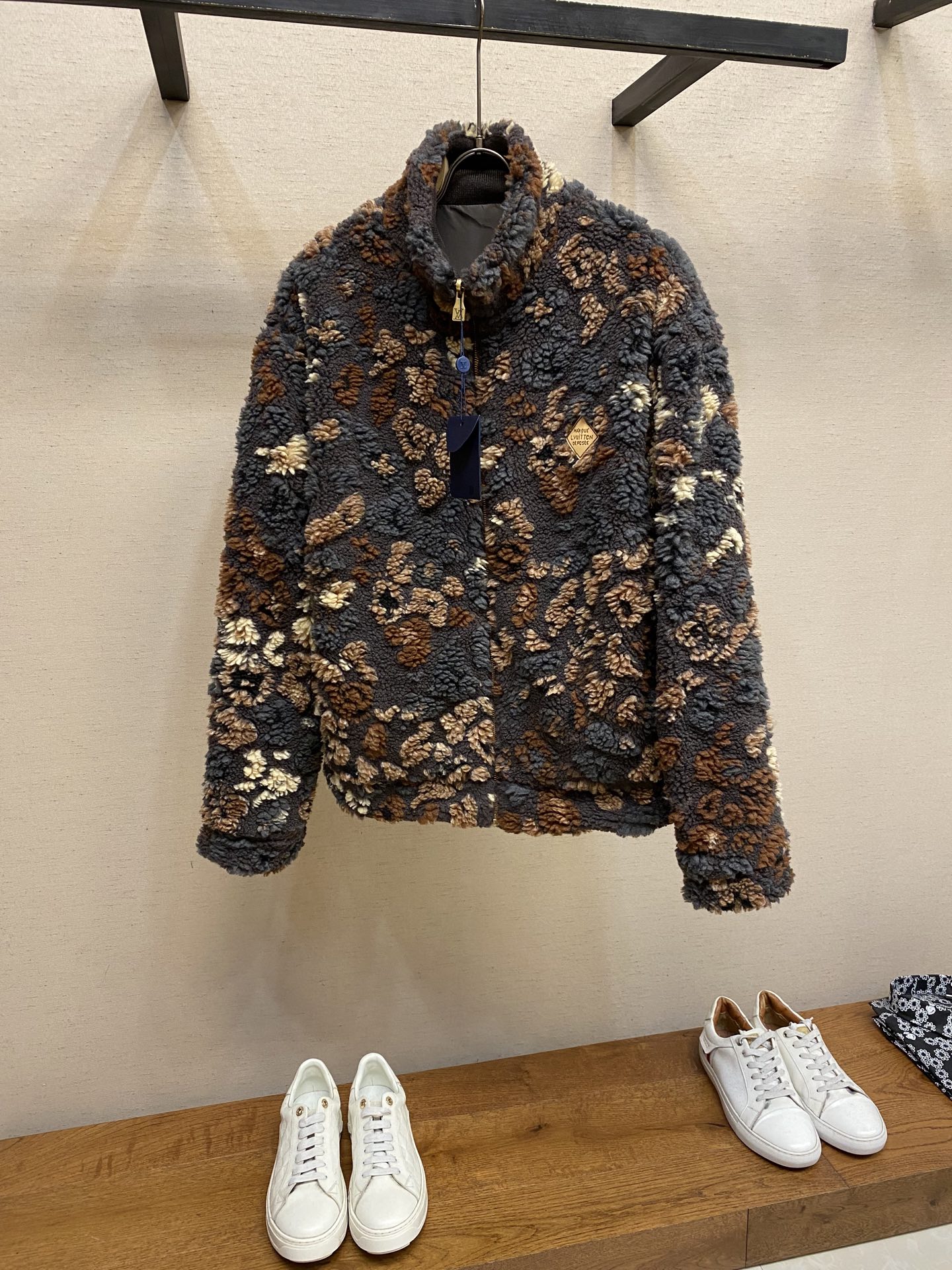 NO:530896,1V, 2025 autumn and winter letter jacquard double-sided lamb fur coat men and women loose teddy bear jacket Size S-XL,,jackets & coats,jackets & coats,alexander wang198609091V,2025秋冬字母提花双面羊羔毛外套男女款宽松泰迪熊夹克 尺码S-XL,,jackets & coats,jackets & coats,alexander wang,Men's clothing