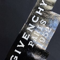 🌟🌟Givenchy 1952胶带字母印花短袖T恤,同步官网发售!从高定走向高街的GV,俘获大量年轻人的 🌟🌟Givenchy 1952胶带字母印花短袖T恤,同步官网发售!从高定走向高街的GV,俘获大量年轻人的