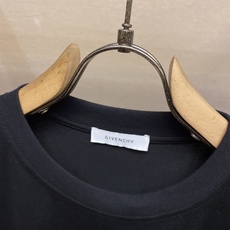 🌟🌟Givenchy 1952胶带字母印花短袖T恤,同步官网发售!从高定走向高街的GV,俘获大量年轻人的 🌟🌟Givenchy 1952胶带字母印花短袖T恤,同步官网发售!从高定走向高街的GV,俘获大量年轻人的